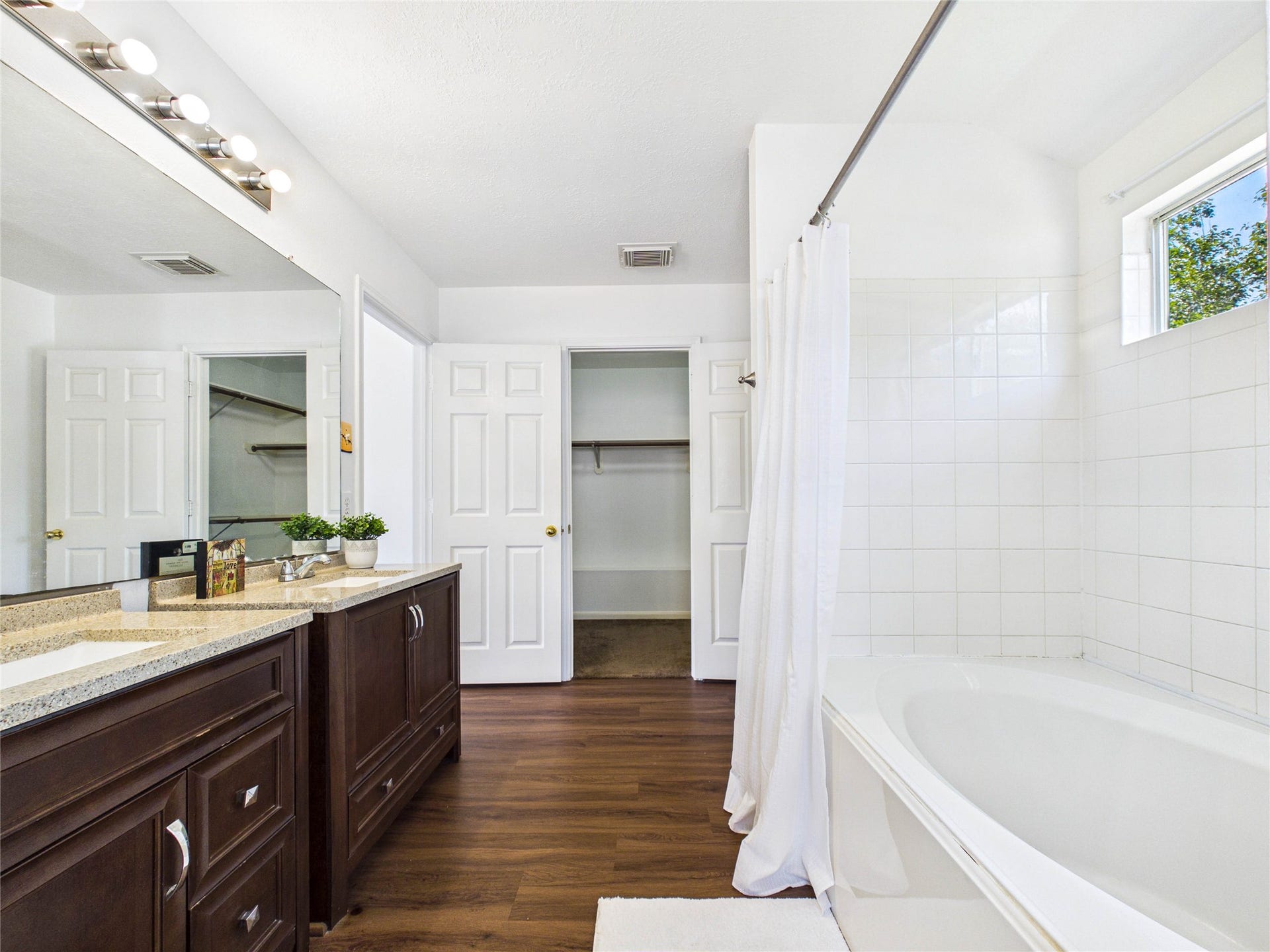 3006 Bay Breeze Drive, Dickinson, TX 77539 Whirlpool Bath/Shower