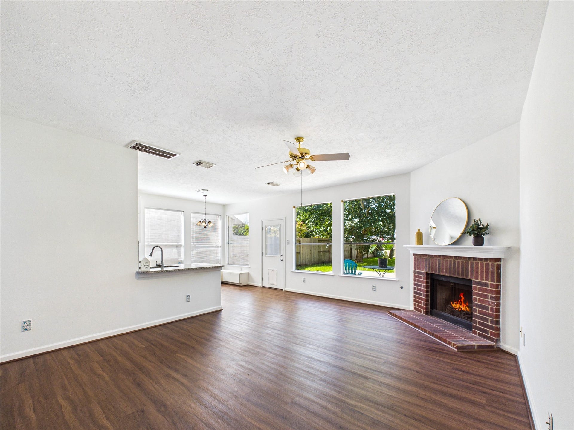 3006 Bay Breeze Drive, Dickinson, TX 77539 Open to Breakfast Room