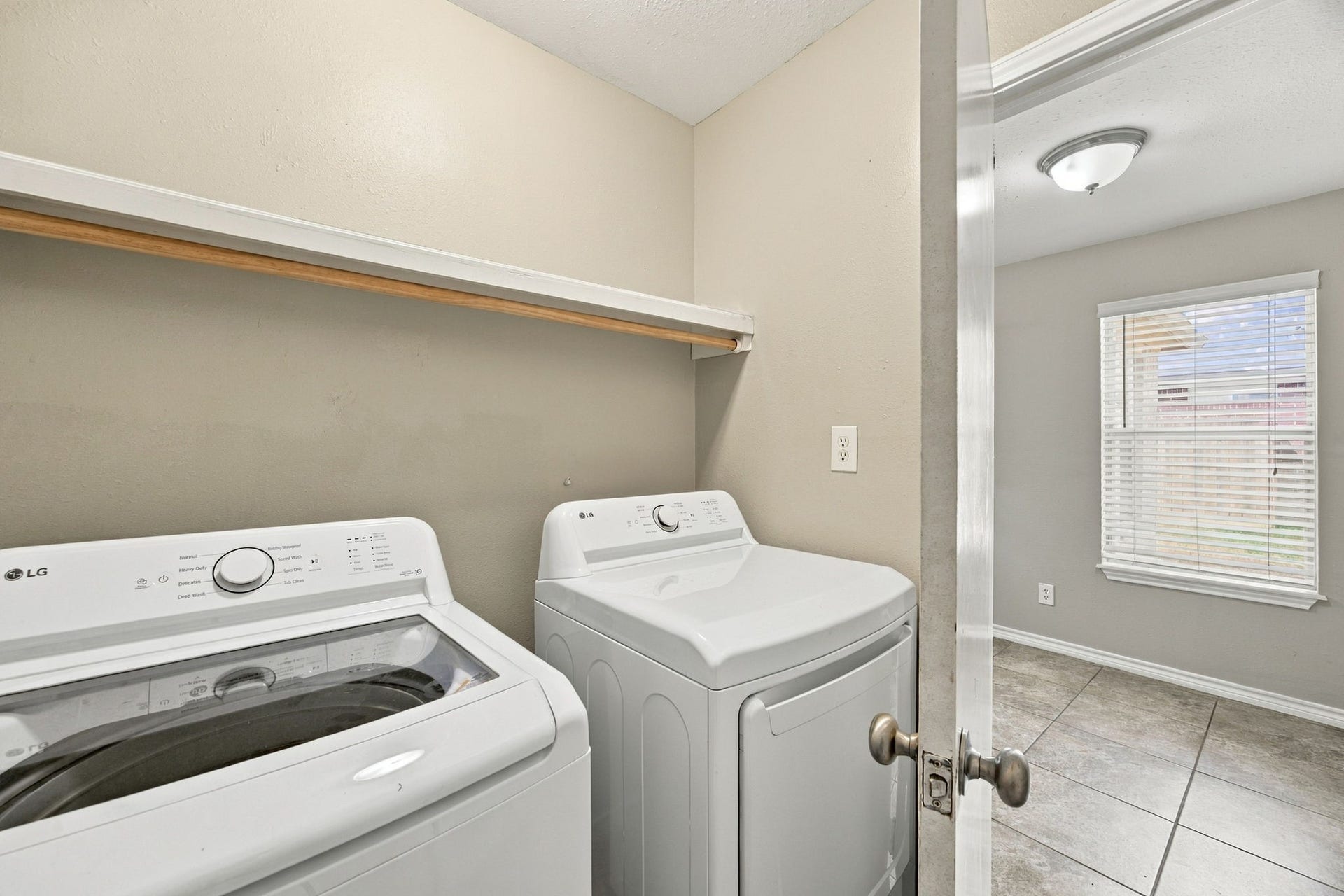 23619 Summer Pine Drive, Spring, TX 77373 Utility room in the house for added convenience.