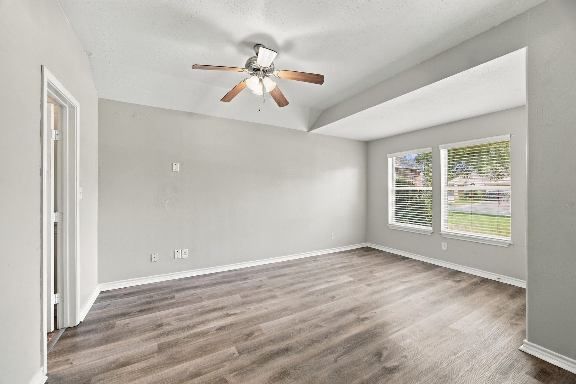 23619 Summer Pine Drive, Spring, TX 77373 Plenty of windows to allow for natural lighting in the master bedroom.