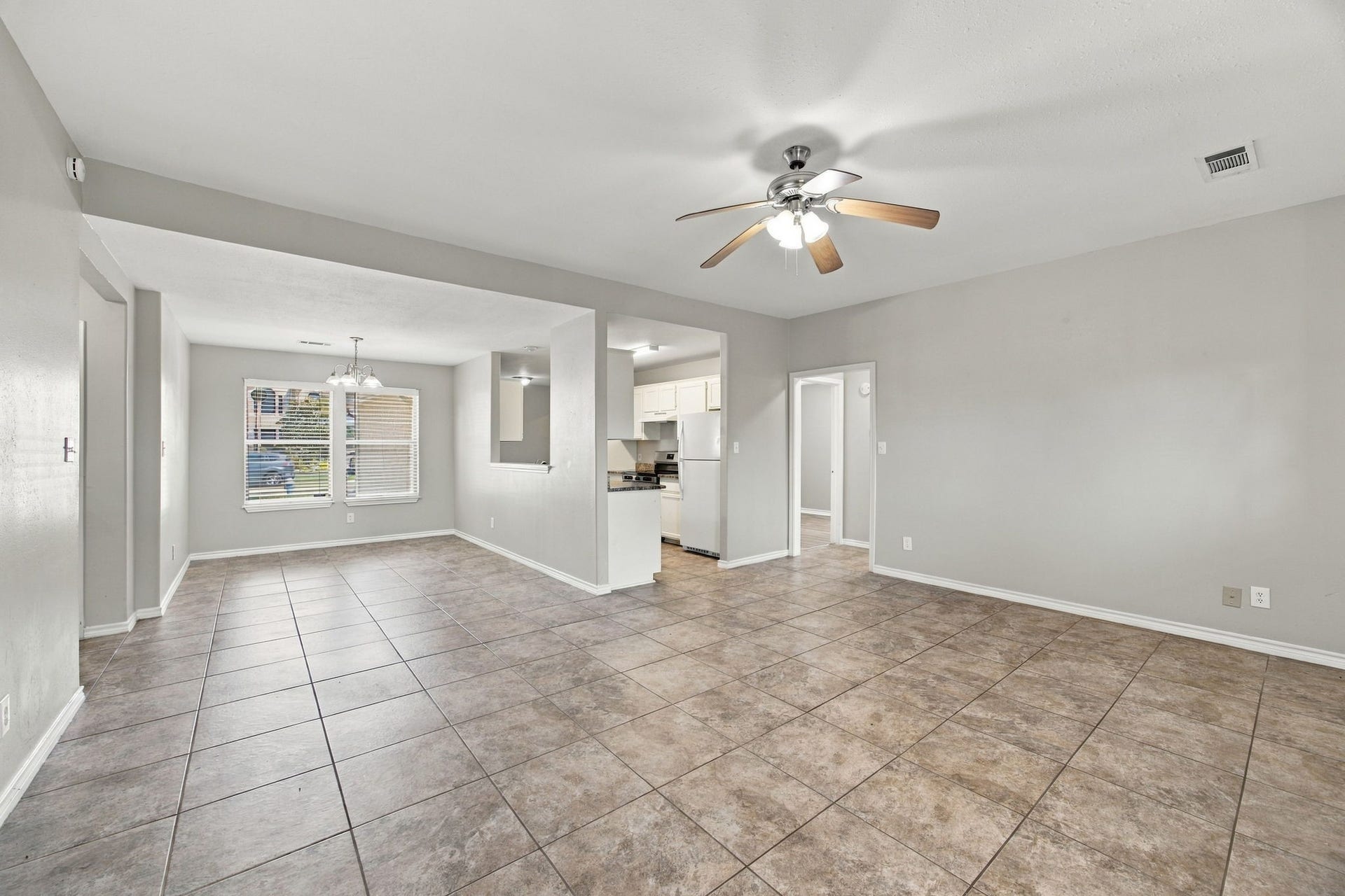 23619 Summer Pine Drive, Spring, TX 77373 Another angle of the spacious open concept floor plan.