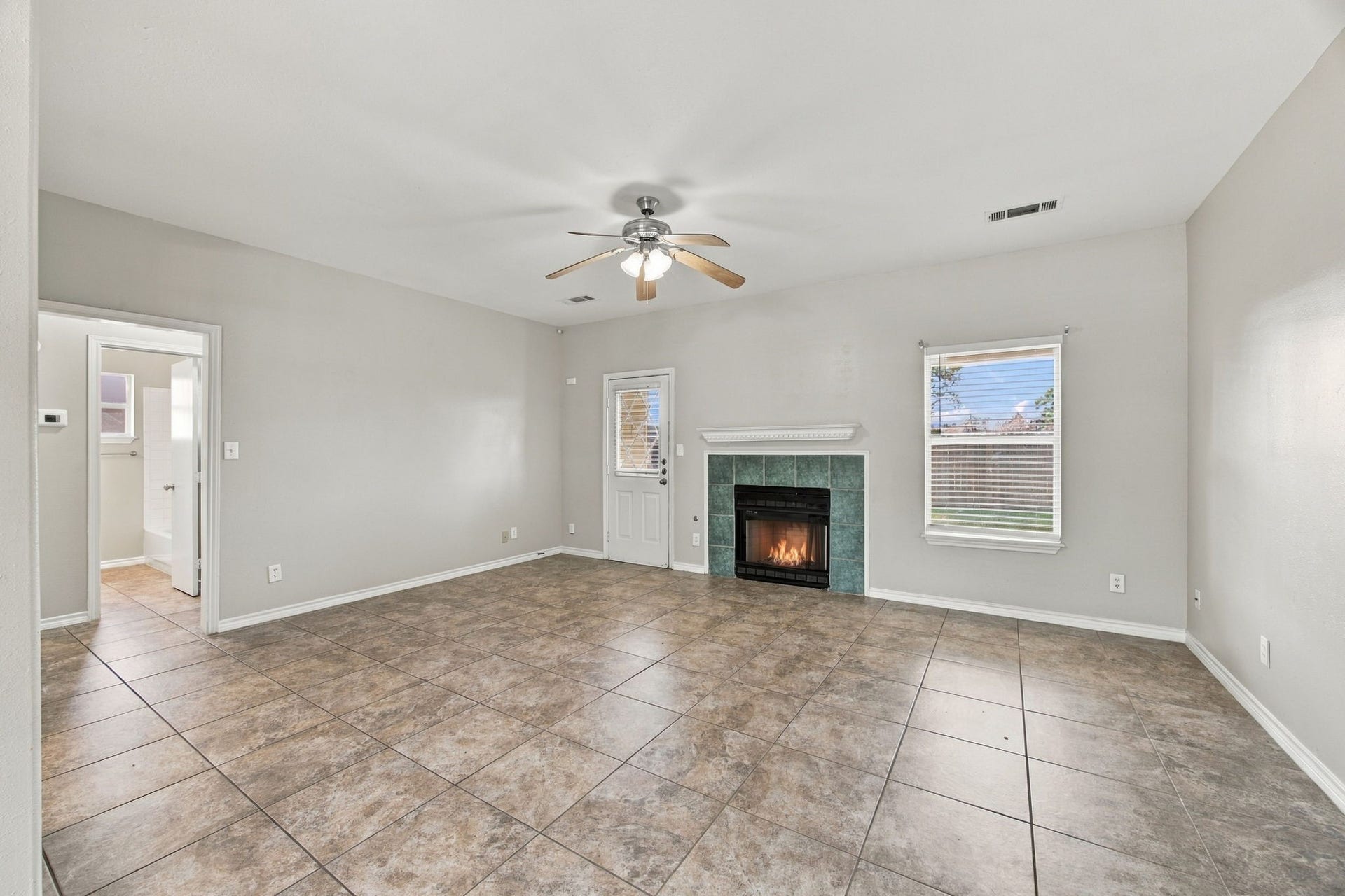 23619 Summer Pine Drive, Spring, TX 77373 Living Room