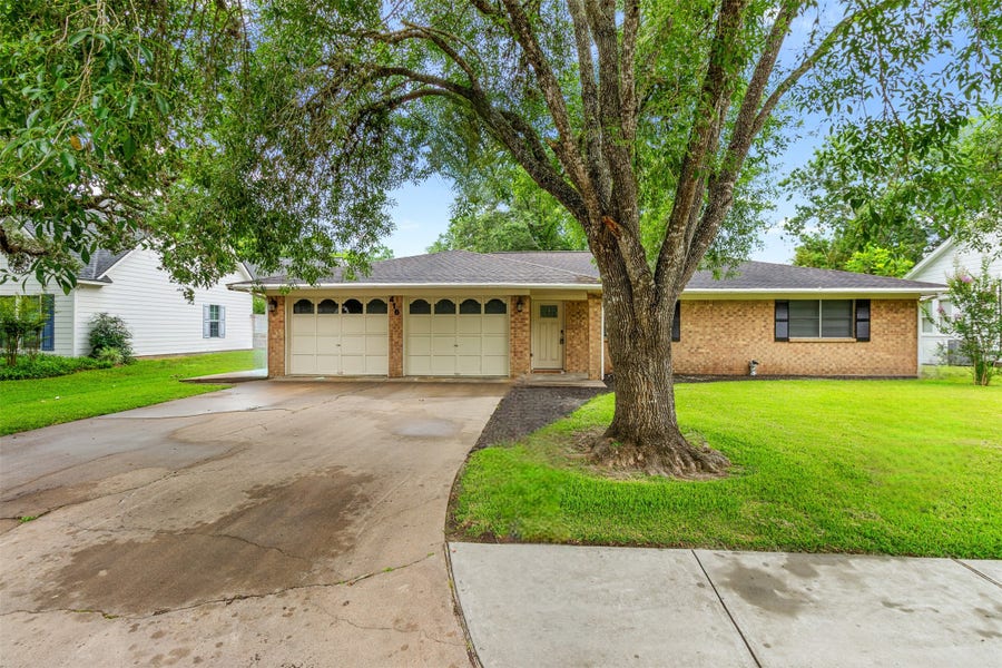 Property photo for 416 E Myrtle Street, Angleton, TX