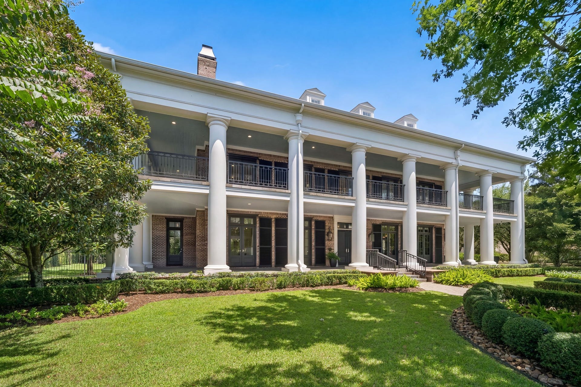 2 Georgian Row, The Woodlands, TX 77380 Thoughtfully updated, the residence honors its Georgian architecture with expansive veranda's and impeccably manicured grounds.