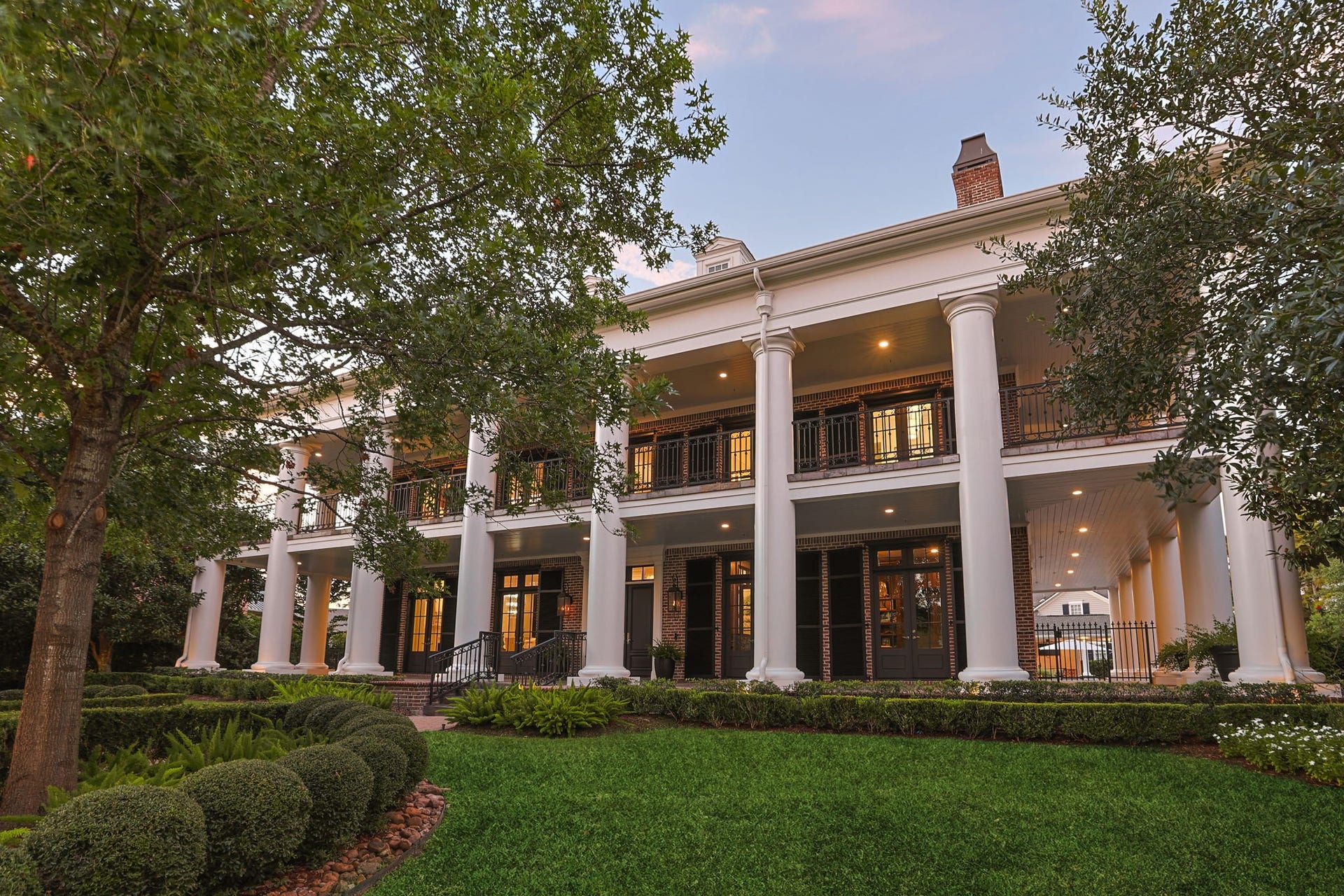 2 Georgian Row, The Woodlands, TX 77380 Custom Rueby Estate framed by mature trees and manicured grounds. Located in one of the most distinguished neighborhoods in The Woodlands, East Shore.