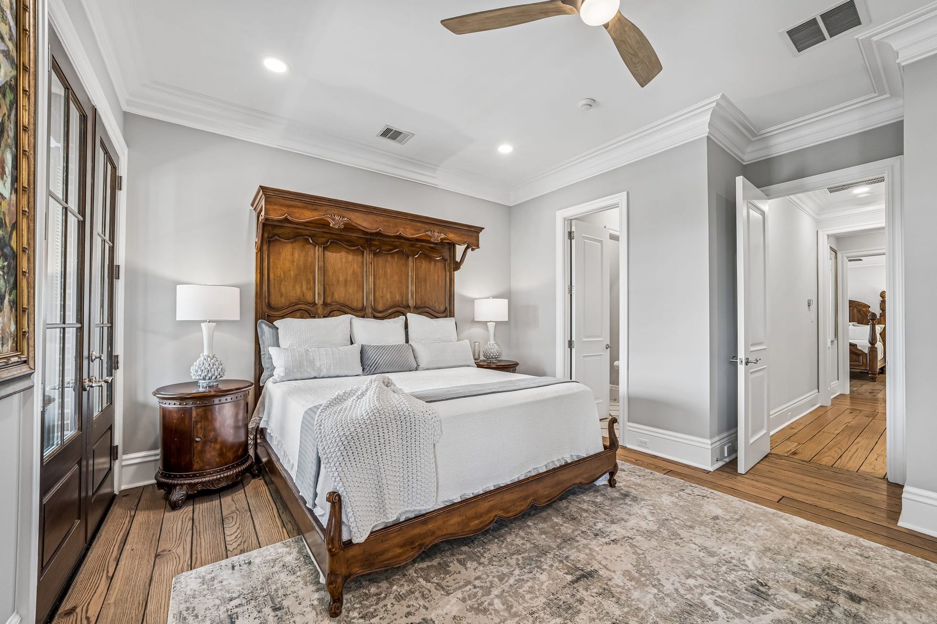 2 Georgian Row, The Woodlands, TX 77380 Every secondary bedroom has its en suite bathroom and beautifully designed closet.