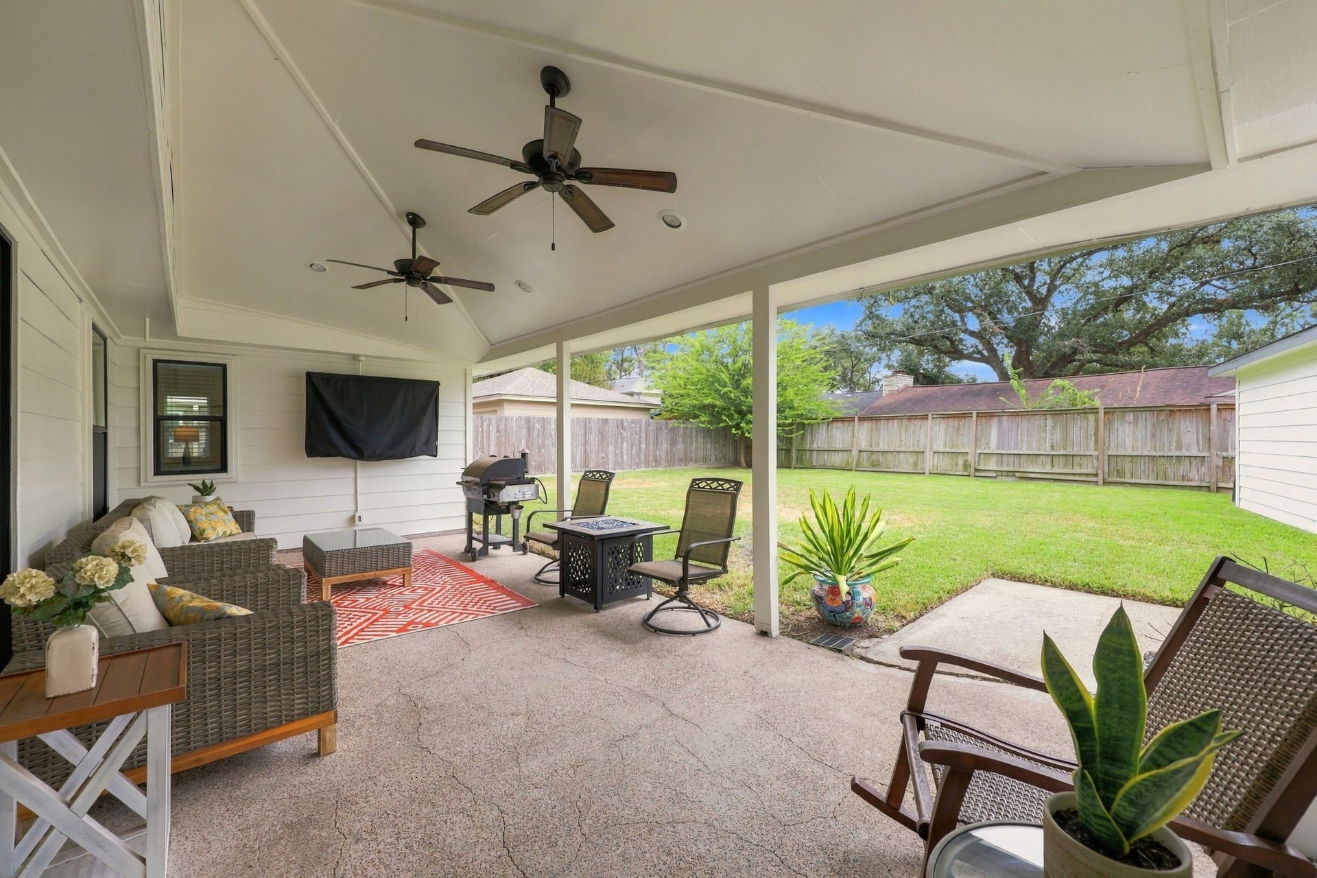 11307 Valley Spring Drive, Houston, TX 77043 Covered patio.