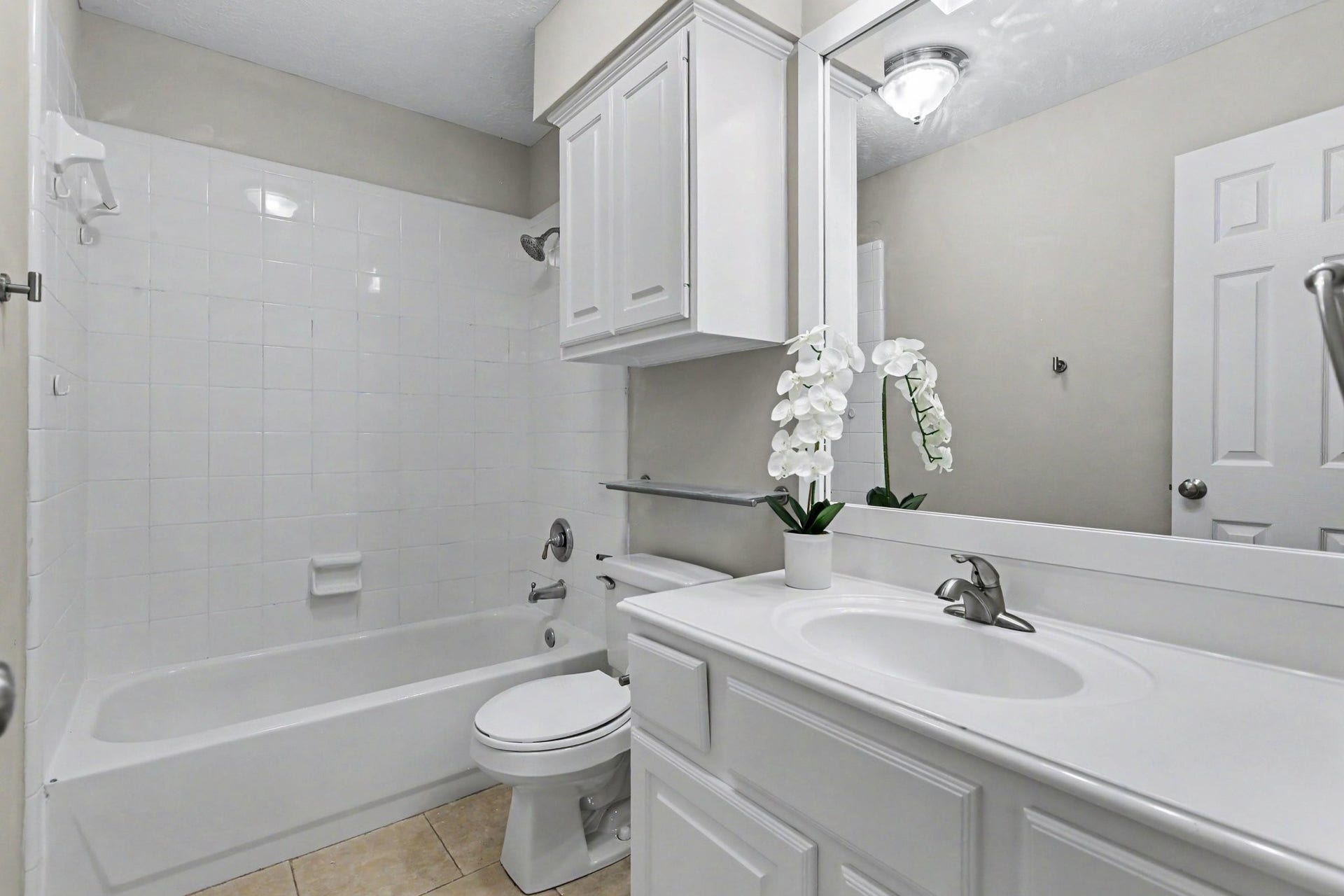 42 S Peaceful Canyon Circle, The Woodlands, TX 77381 The full bathroom upstairs is complete with tub and shower combo, a full size vanity, and lots of storage space.