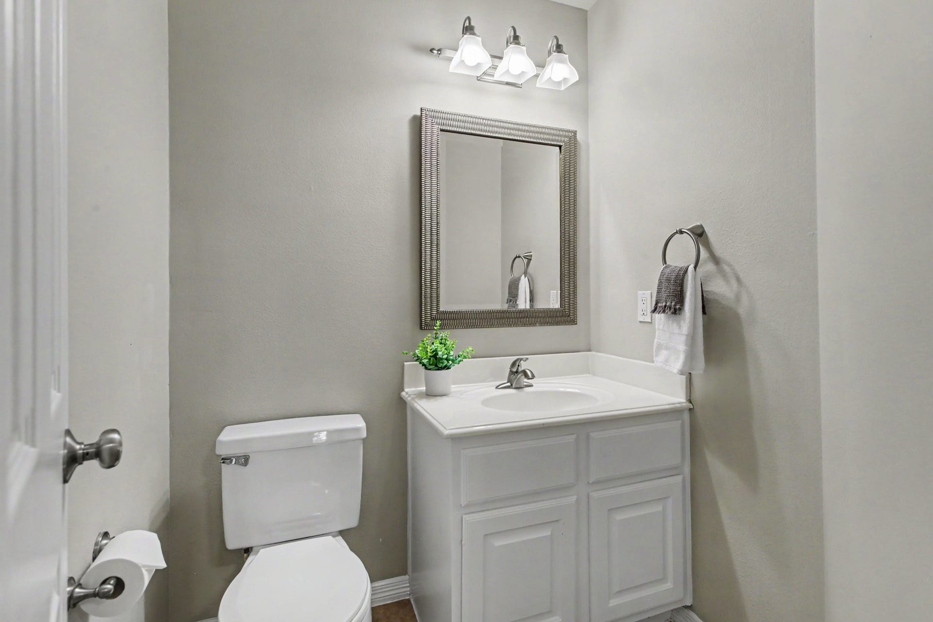 42 S Peaceful Canyon Circle, The Woodlands, TX 77381 This powder bath downstairs is perfectly positioned for guests near the main living room areas of the home.
