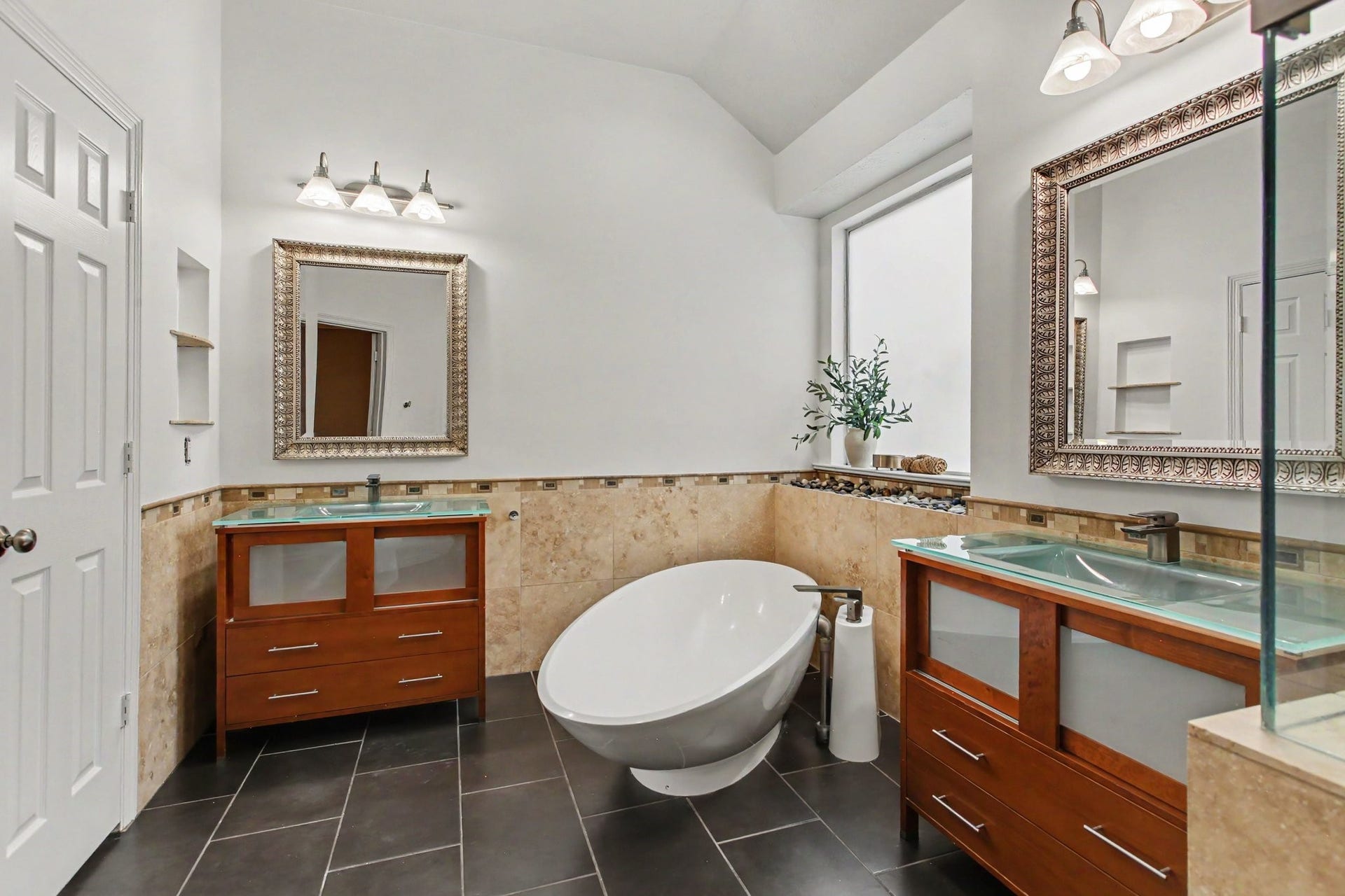 42 S Peaceful Canyon Circle, The Woodlands, TX 77381 Modern ensuite bathroom inside the Owner's Suite, includes a private water closet, a large soaking tub and two vanities.