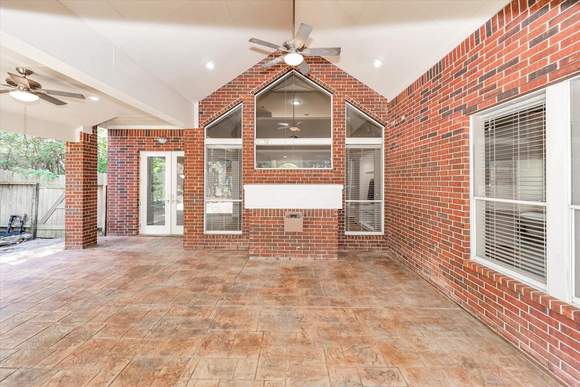 42 S Peaceful Canyon Circle, The Woodlands, TX 77381 You will make amazing memories here and have a lot of fun on this sprawling covered patio with outdoor surround sound, recessed lighting and ceilings fans.