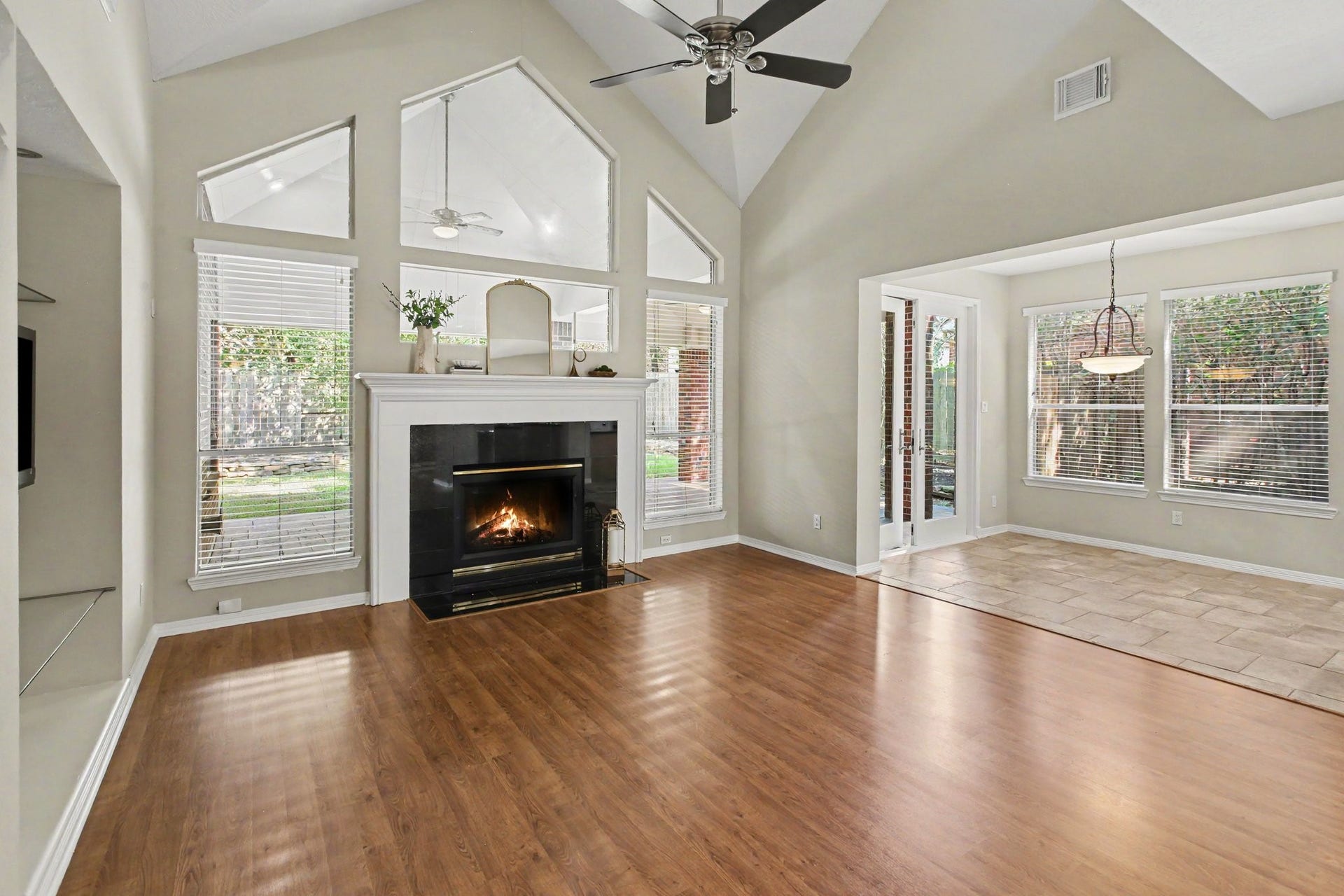 42 S Peaceful Canyon Circle, The Woodlands, TX 77381 The cozy breakfast nook with outdoor views and access to the sprawling covered patio and manicured backyard.