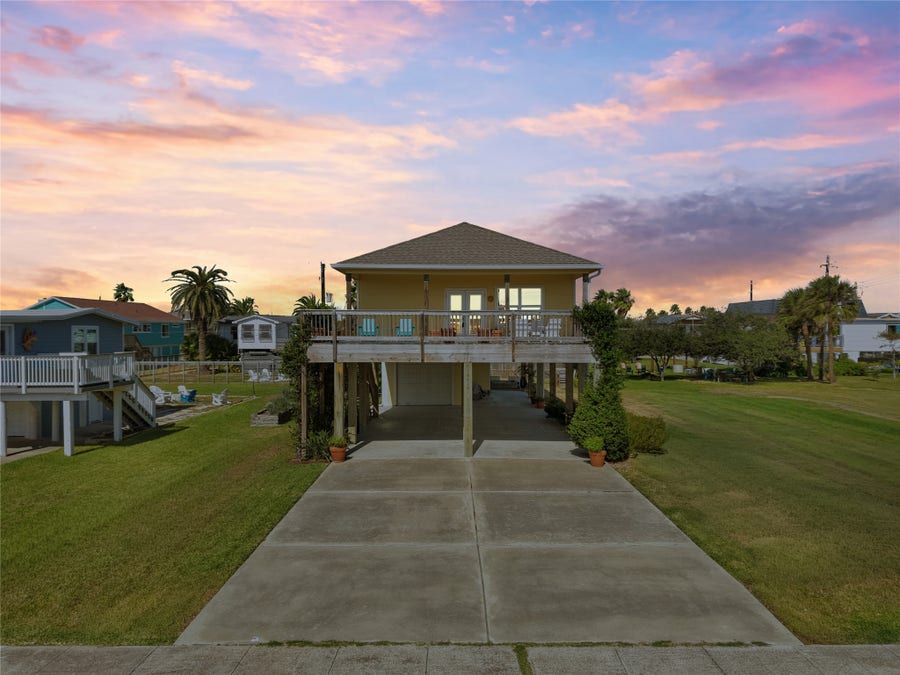 Property photo for 16610 Jolly Roger Road, Jamaica Beach, TX