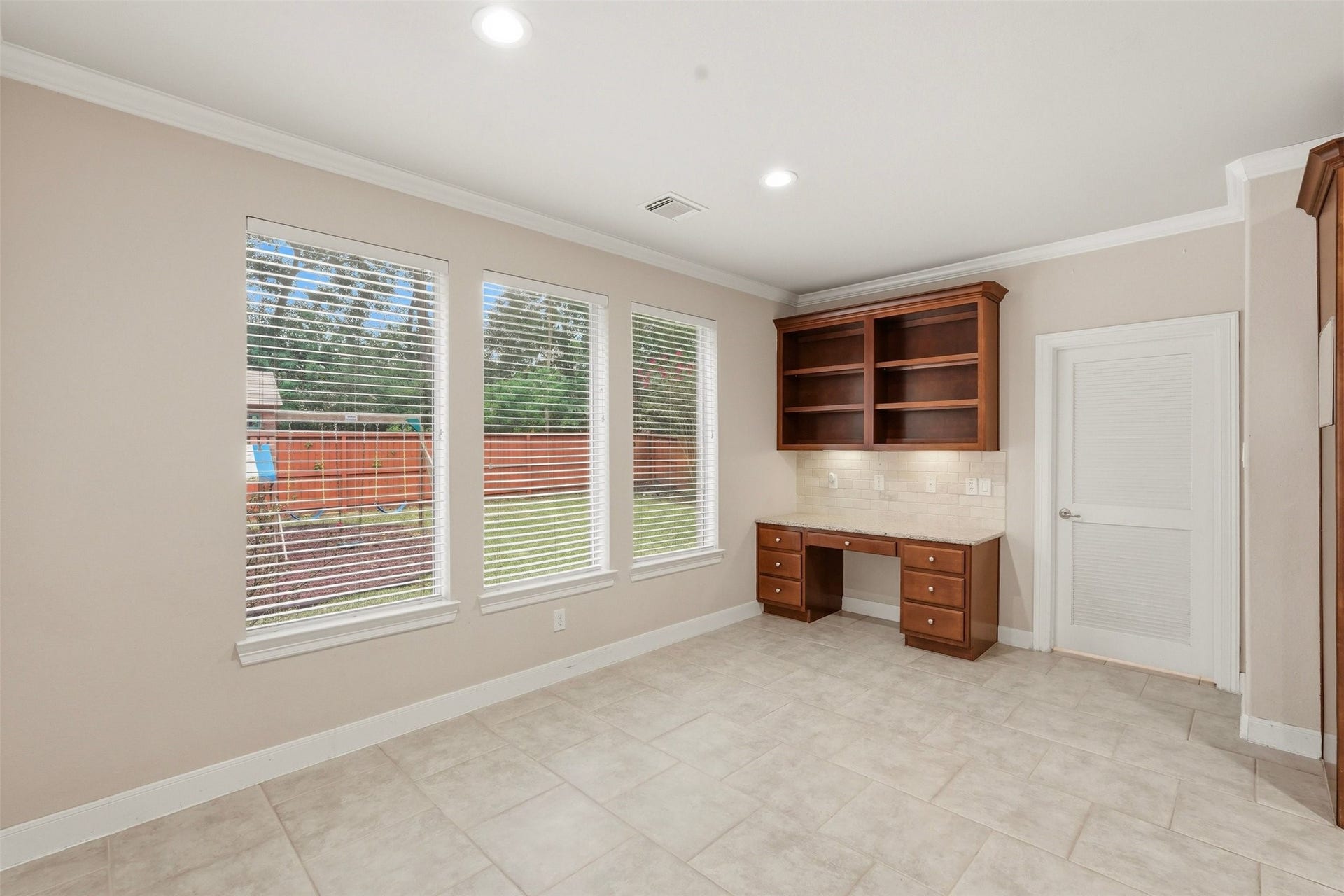 18034 Crescent Royale Way, Humble, TX 77346 Breakfast Nook with built-in storage