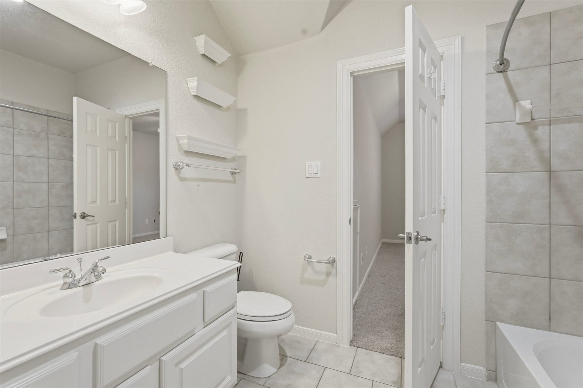 18034 Crescent Royale Way, Humble, TX 77346 Full bath on second floor