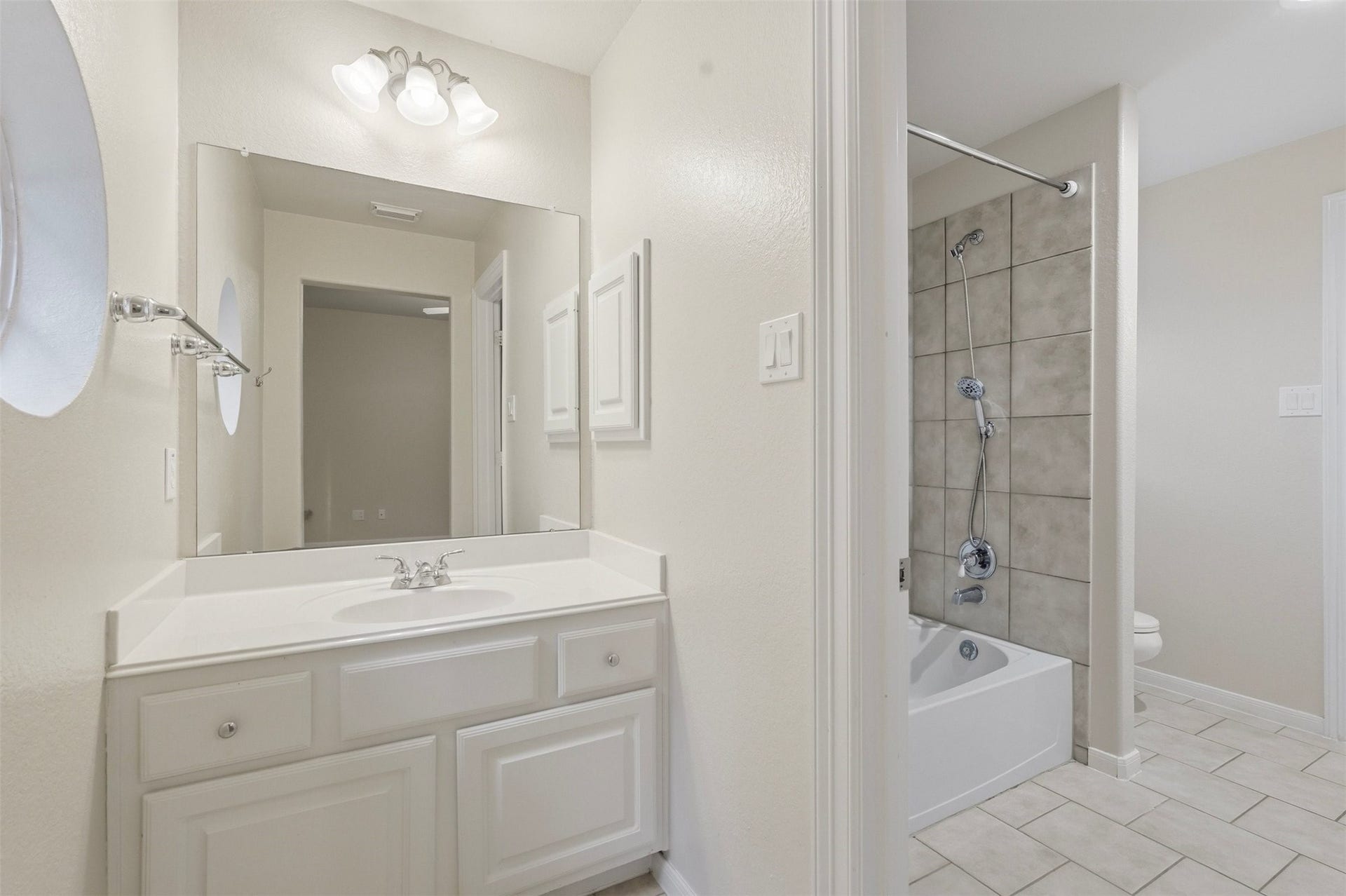 18034 Crescent Royale Way, Humble, TX 77346 Jack-N-Jill Bathroom