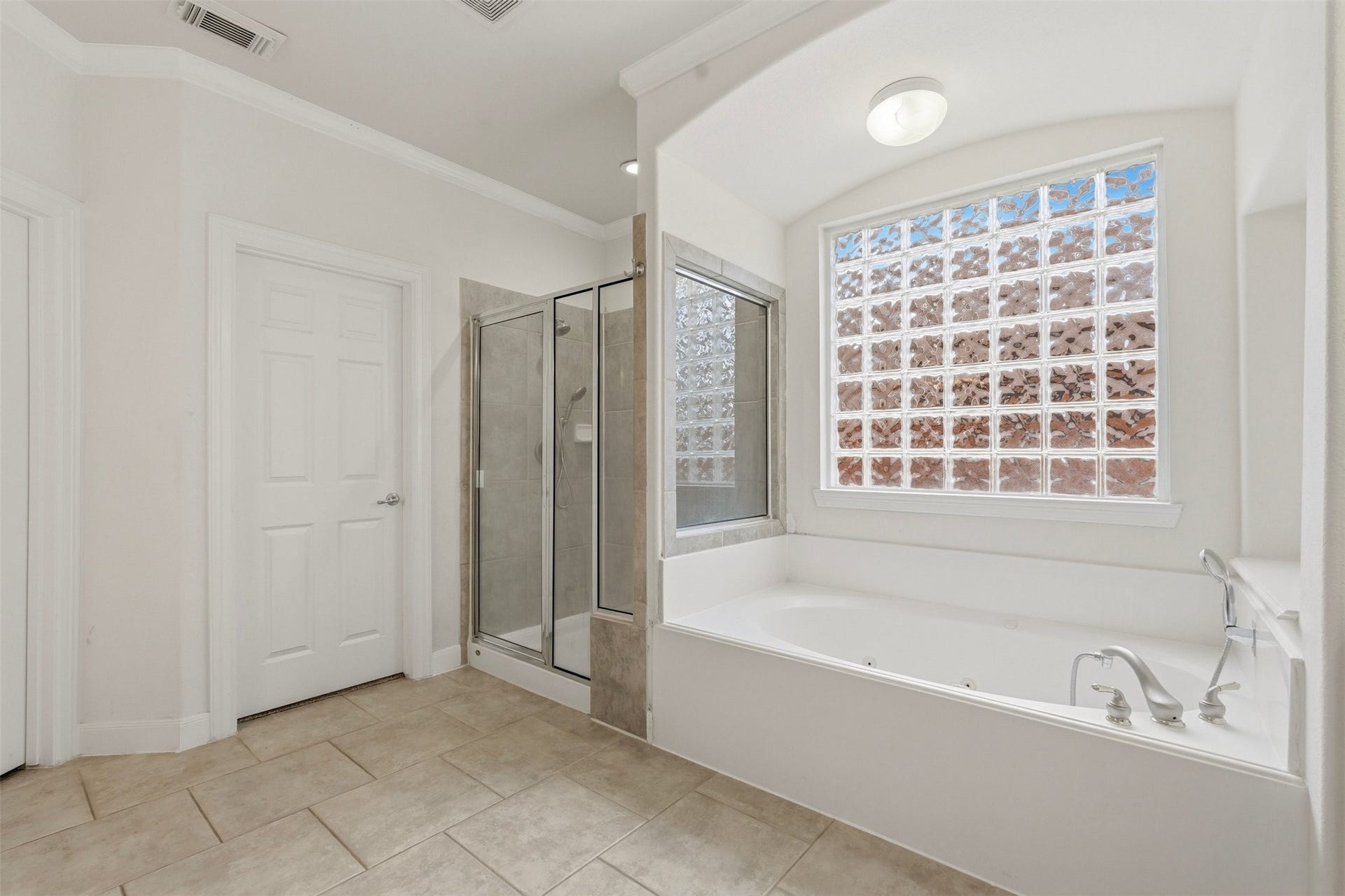 18034 Crescent Royale Way, Humble, TX 77346 En-suite bathroom