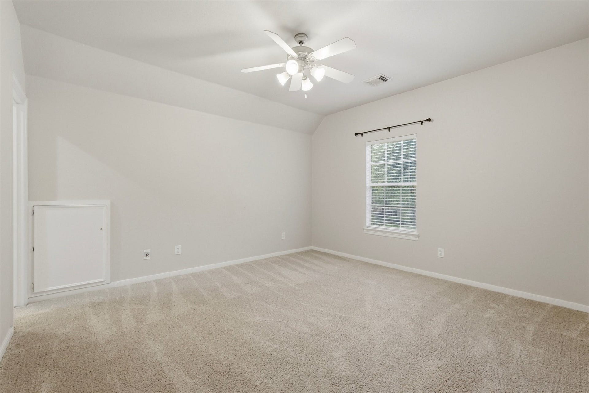 18034 Crescent Royale Way, Humble, TX 77346 Second floor bedroom #1, fits a King sized bed!