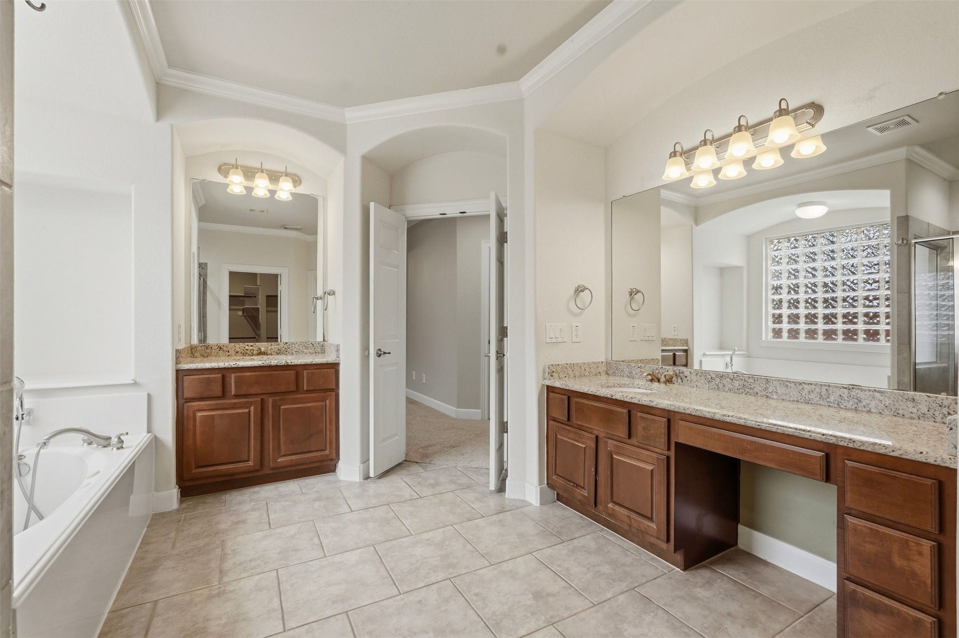 18034 Crescent Royale Way, Humble, TX 77346 Another view of en-suite bathroom