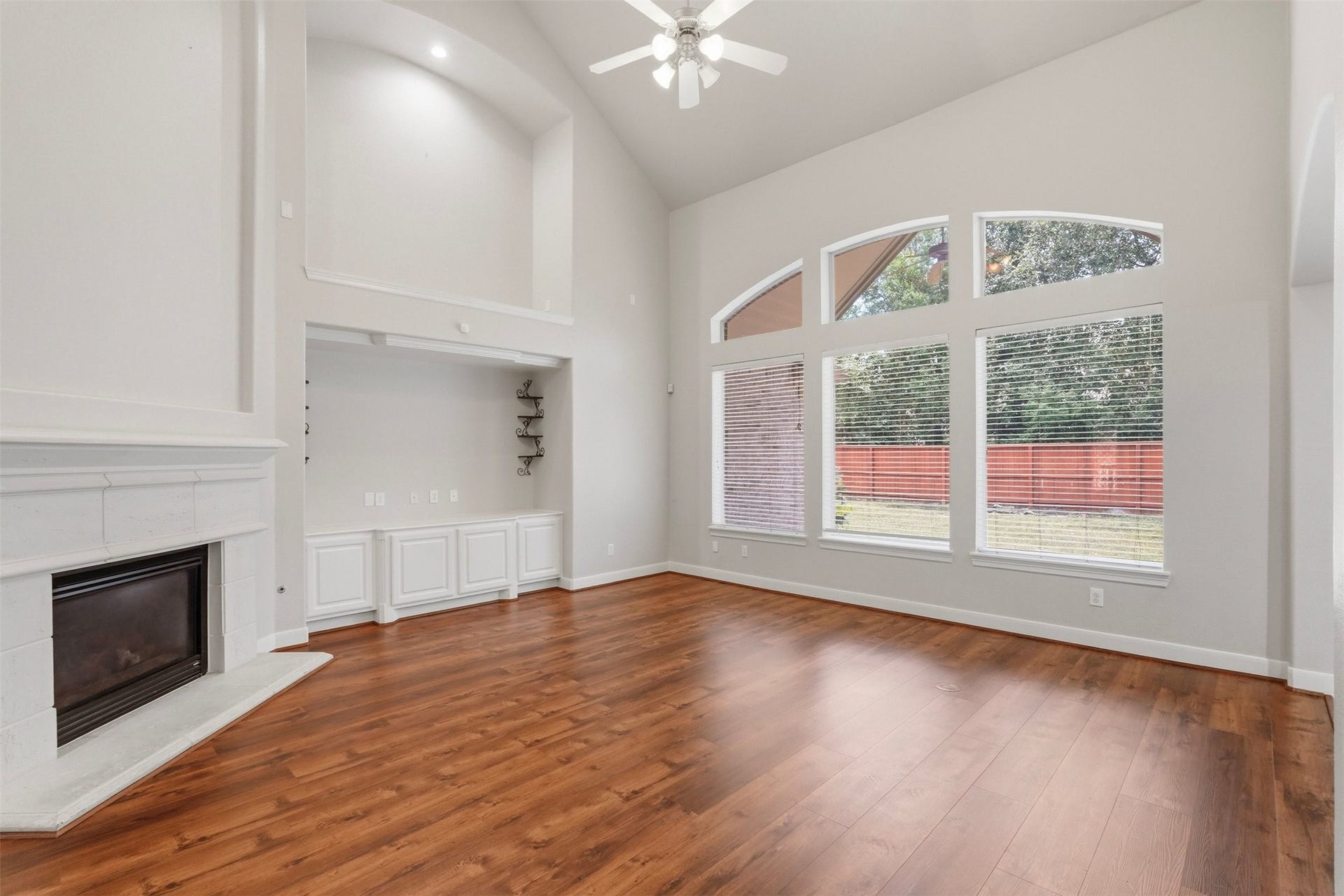 18034 Crescent Royale Way, Humble, TX 77346 Living room with high ceilings