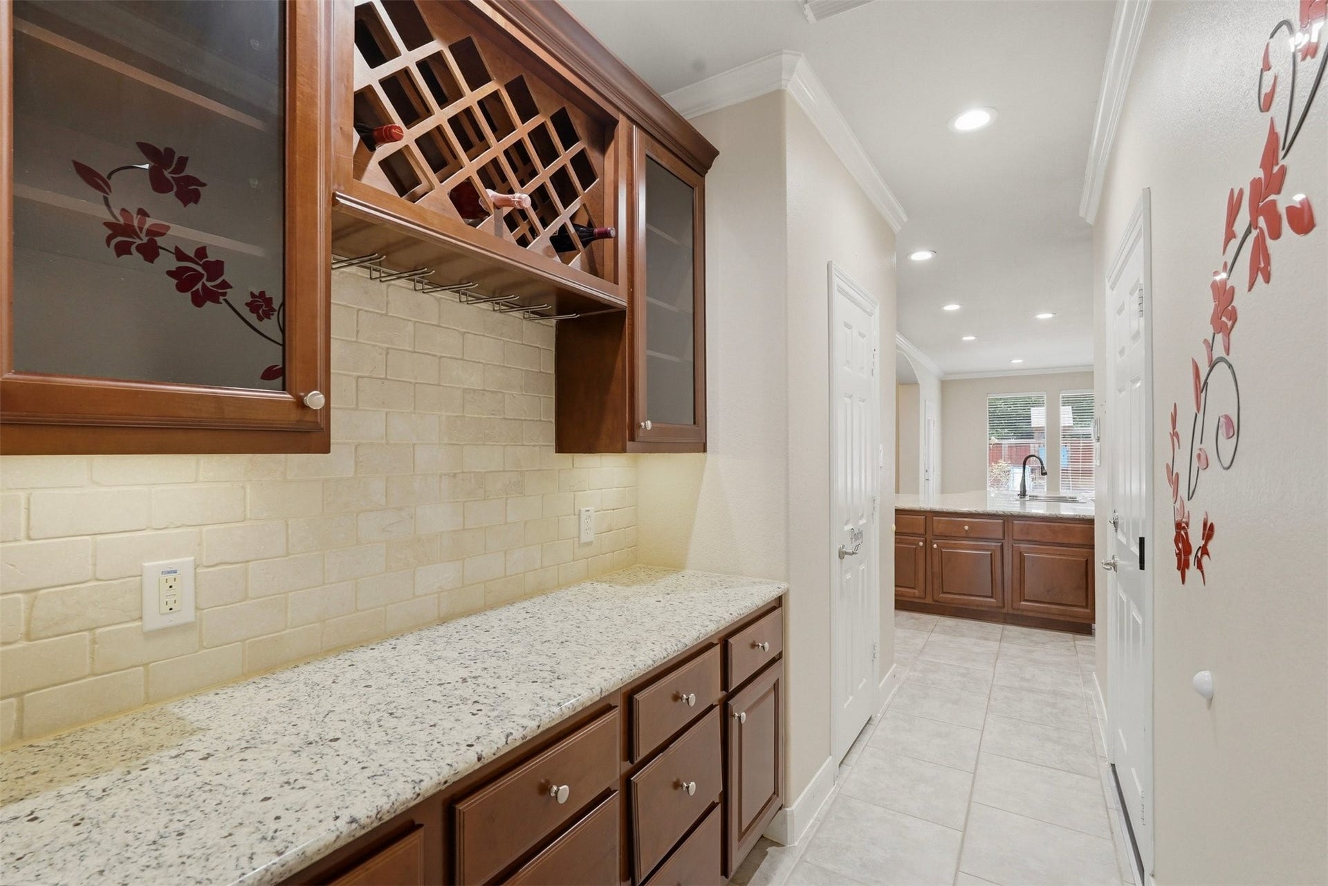18034 Crescent Royale Way, Humble, TX 77346 Butlers Pantry with Wine Rack