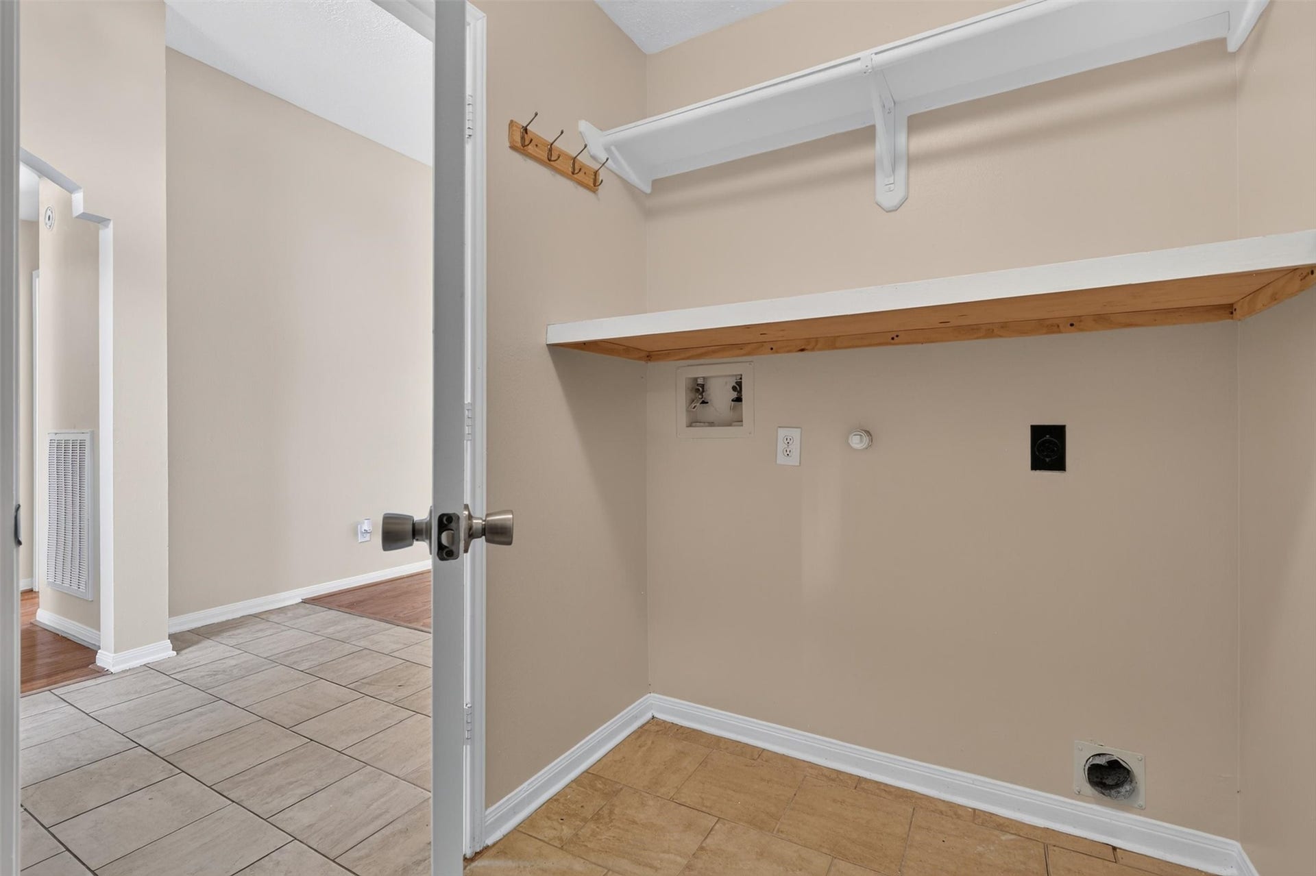 15627 Rosewood Hill Court, Sugar Land, TX 77498 Utility room inside the house