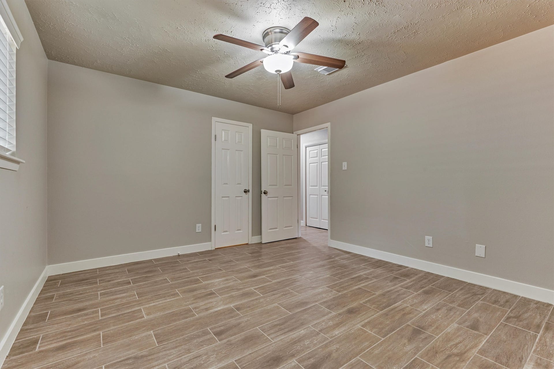 88 W White Willow Circle, The Woodlands, TX 77381 Alternate view of bedroom #3.
