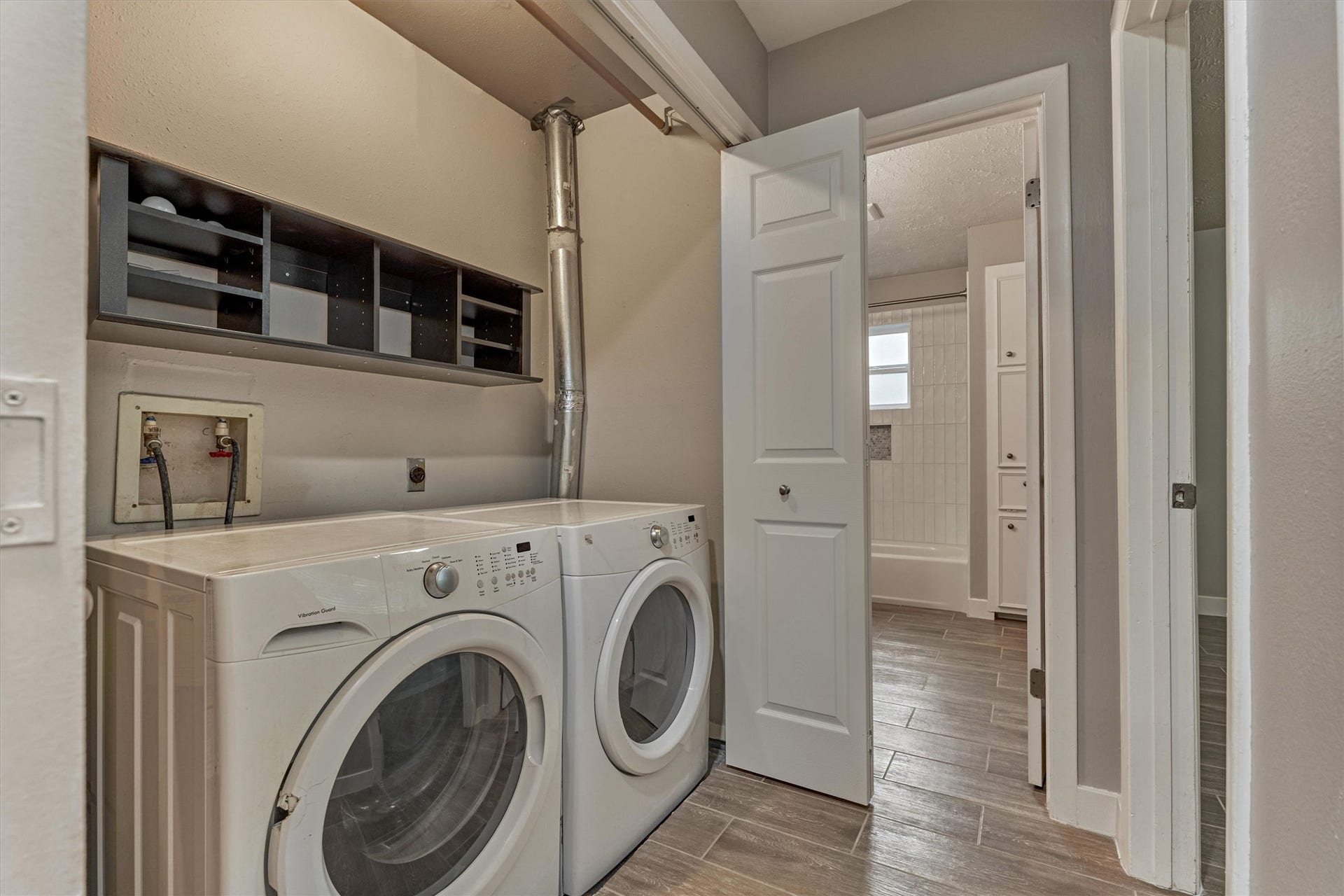 88 W White Willow Circle, The Woodlands, TX 77381 Full-size washer and dryer included. Nice storage cubbies above washer and dryer for supplies.