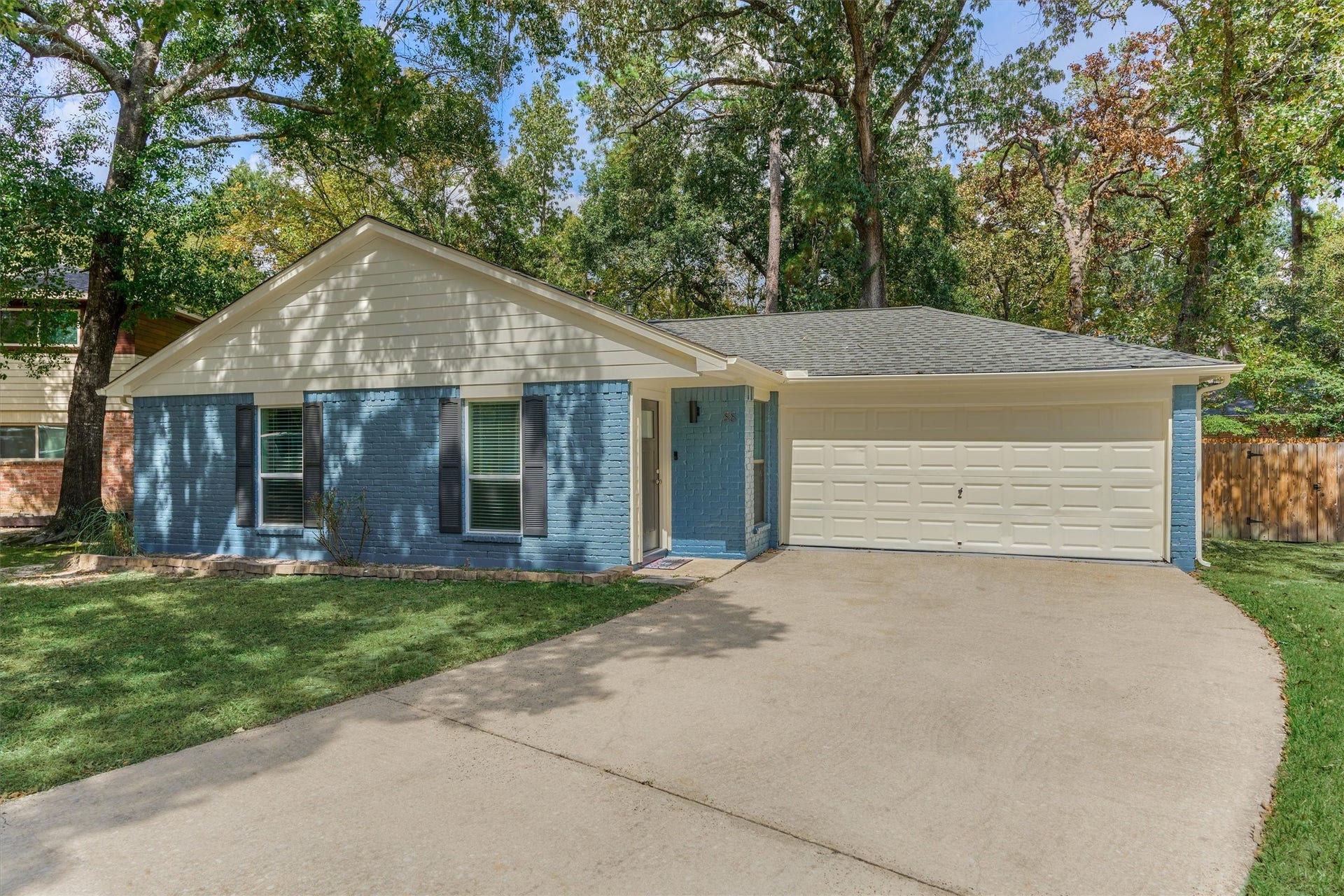 88 W White Willow Circle, The Woodlands, TX 77381 1-story, ranch style home in Panther Creek on oversized lot with mature shade trees. Very well maintained property, great landlord!
