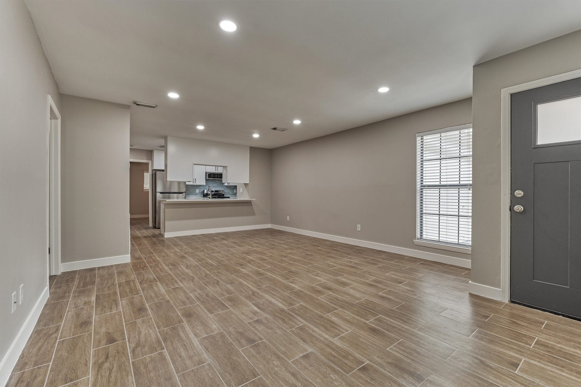 88 W White Willow Circle, The Woodlands, TX 77381 Home interior was recenthly painted. Also features upgraded LED can lights in ceiling and modern 4.5in baseboards.