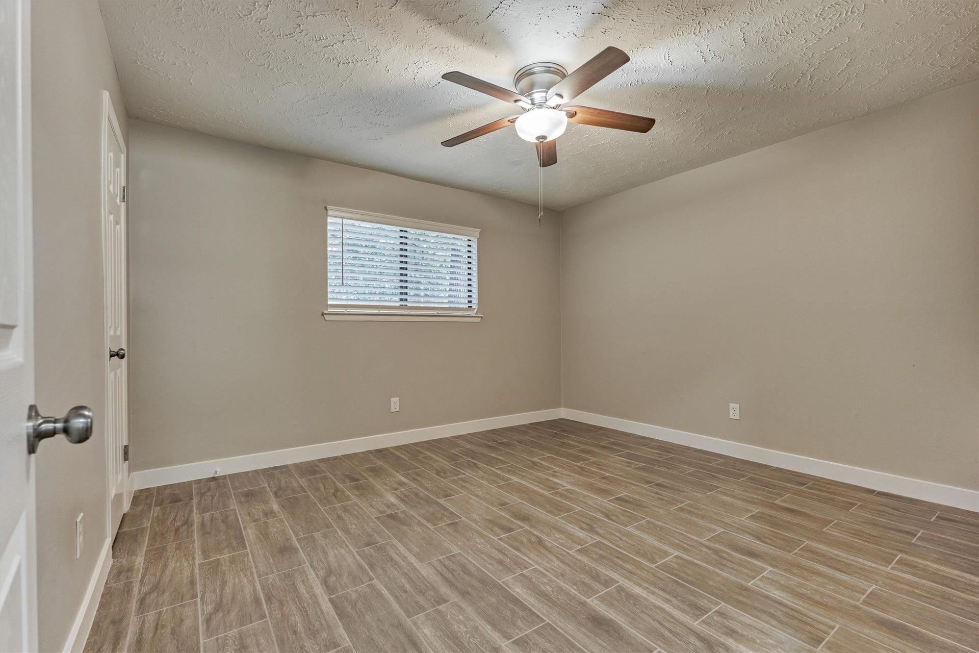 88 W White Willow Circle, The Woodlands, TX 77381 Bedroom #2 with wood-look tile floors, ceiling fan and walk-in closet.