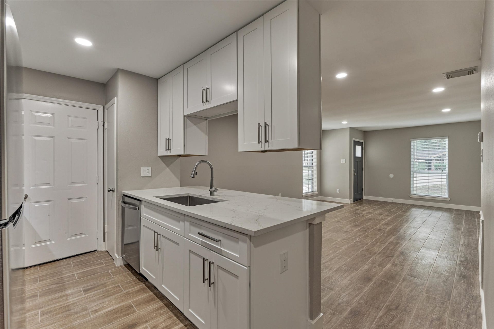 88 W White Willow Circle, The Woodlands, TX 77381 Updated kitchen with new shaker style cabinets, 1/4 in quartz countertop, soft close cabinets and drawers, large stainless steel single basin sink and pantry closet.