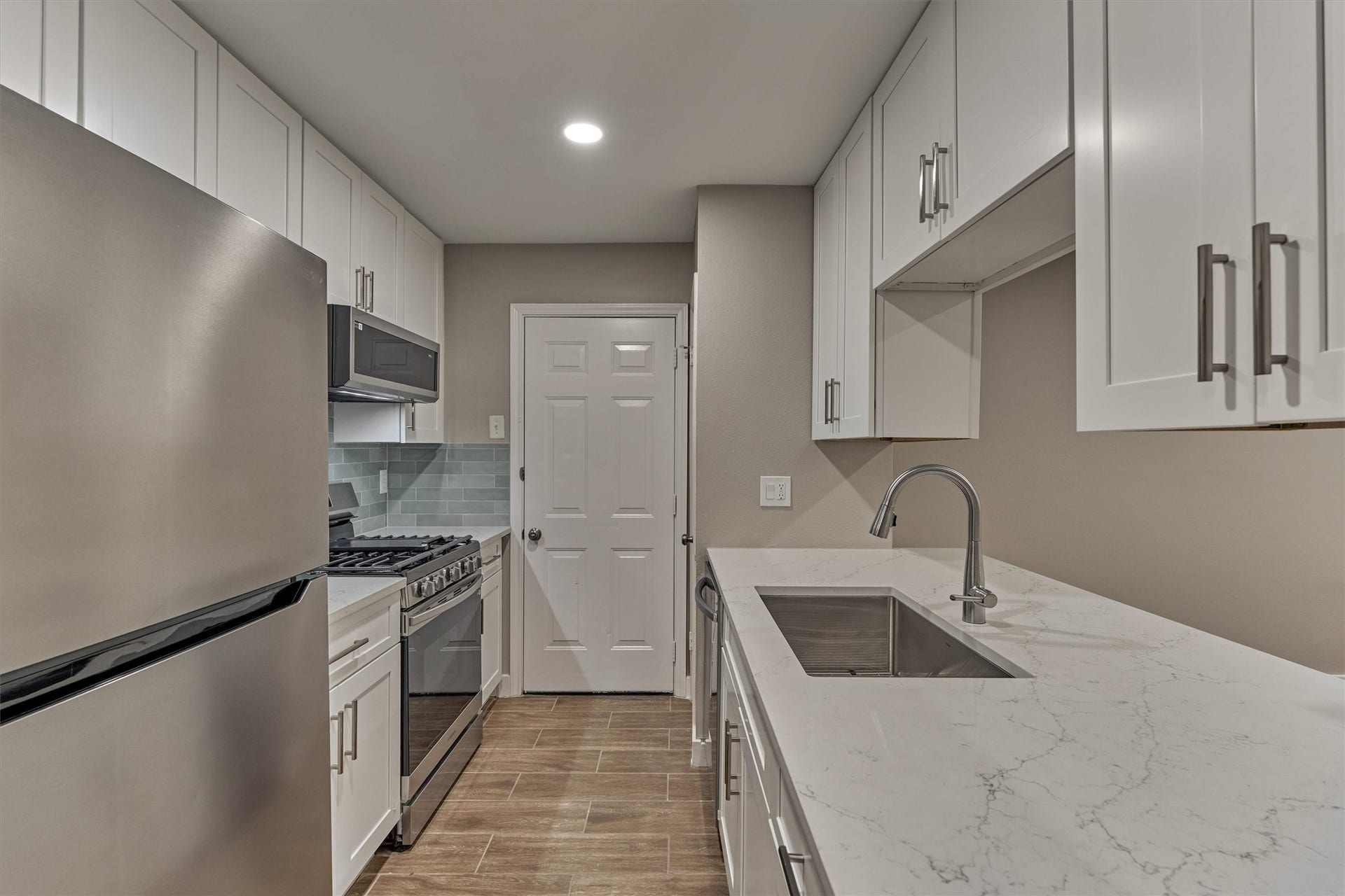 88 W White Willow Circle, The Woodlands, TX 77381 Beautiful modern kitchen with large single basin sink, stainless steel appliances, new kitchen cabinets with brushed nickel hardware. Kitchen refrigerator included.