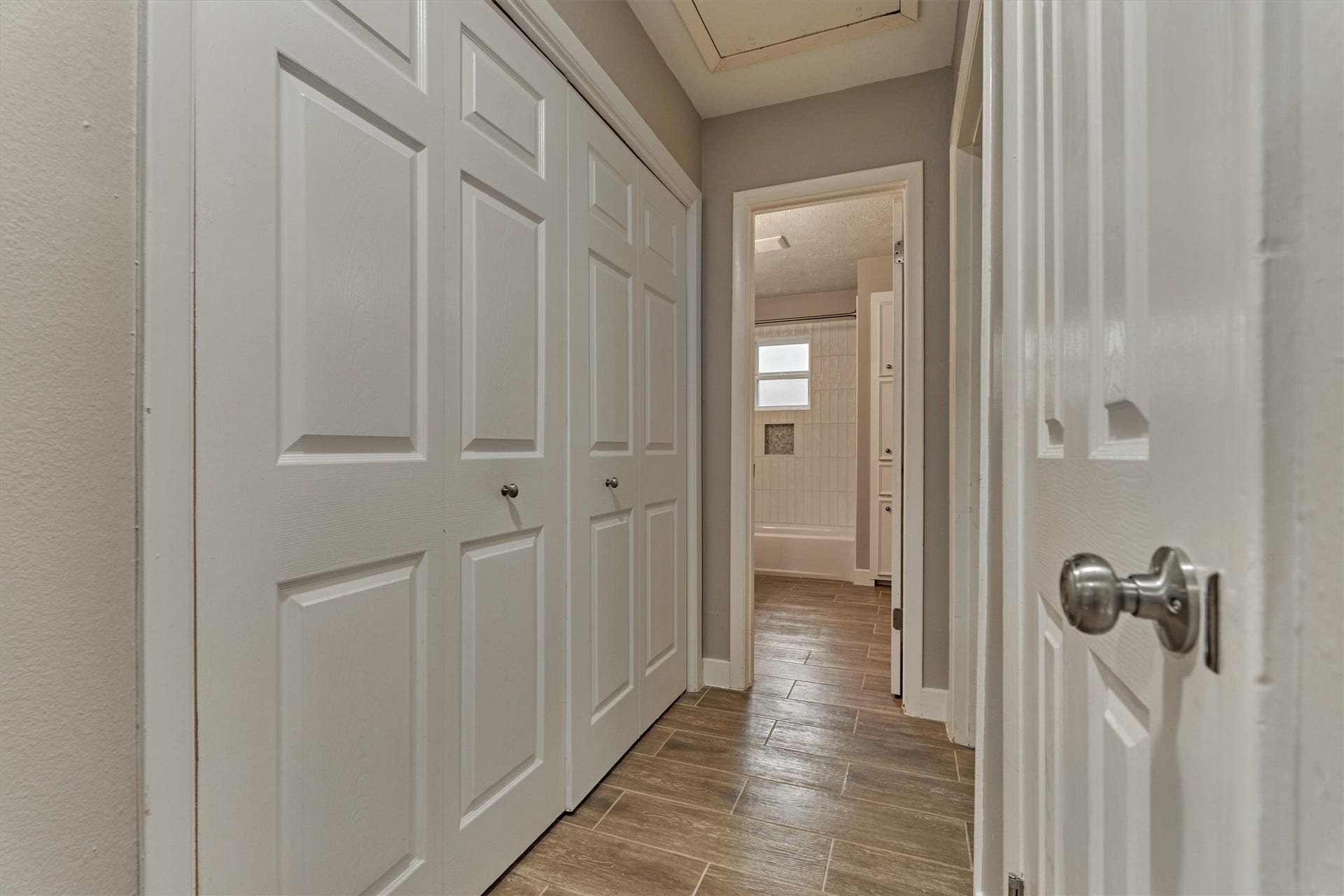 88 W White Willow Circle, The Woodlands, TX 77381 View of the hallway to access guest bedrooms, bathroom and utility closet.