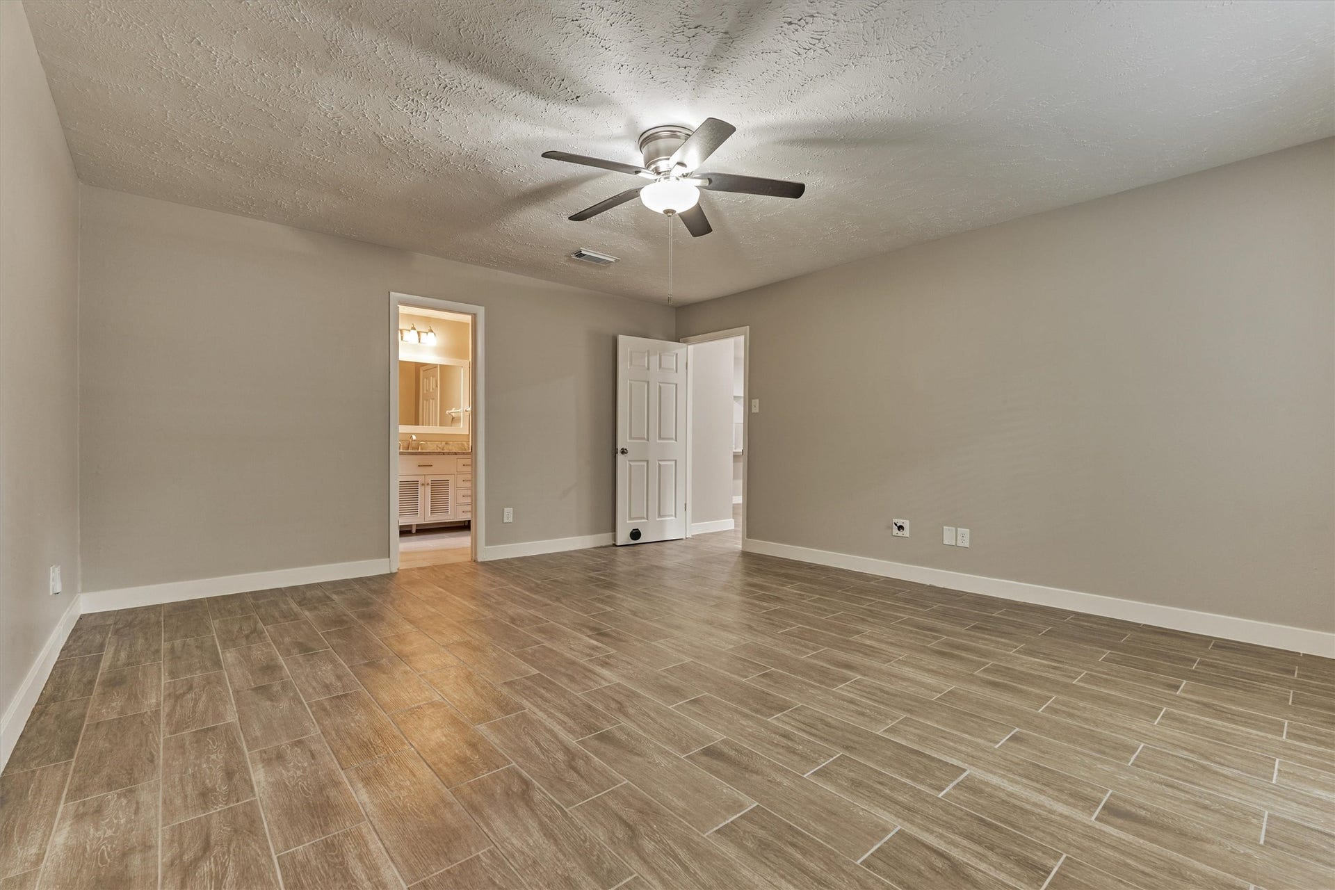88 W White Willow Circle, The Woodlands, TX 77381 Alternative view of the primary bedroom looking towards the bathroom.