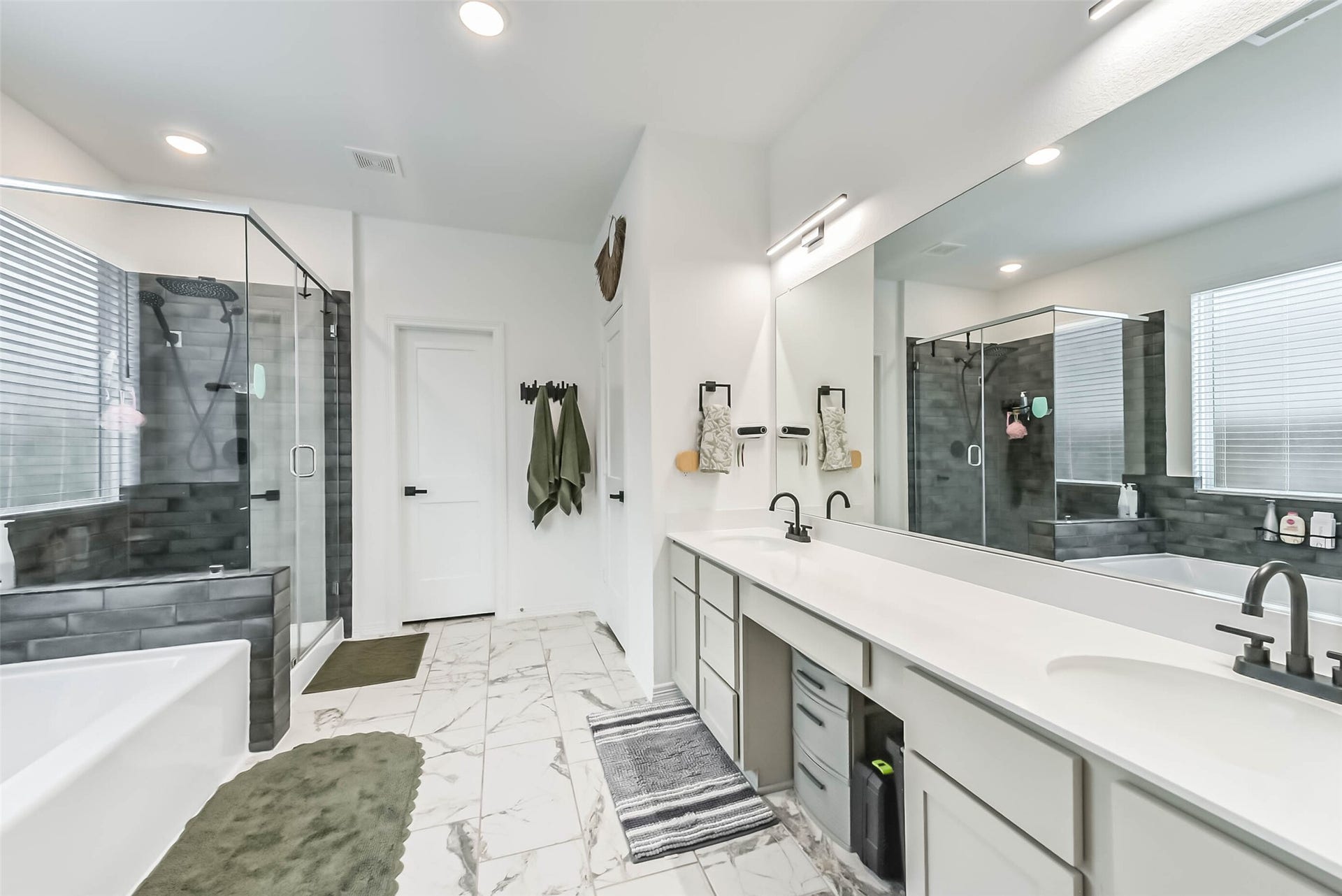 32403 Clouser Crawdad Court, Fulshear, TX 77441 The primary bathroom is spacious for those busy mornings. Dual sinks plus a vanity area. Separate, soaking tub. All bathroom floor tile and wall tiling are an upgraded feature from the builder grade options.