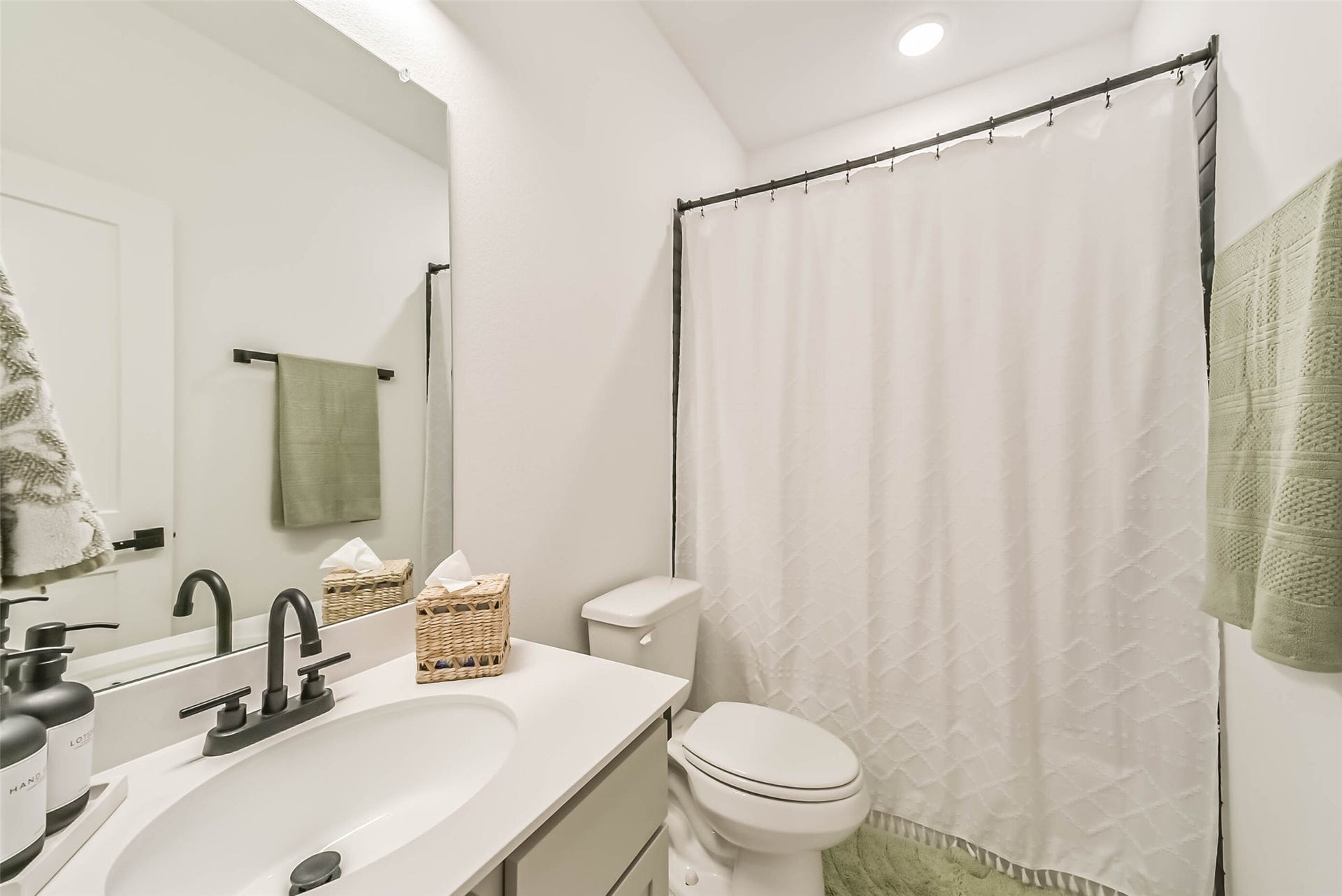 32403 Clouser Crawdad Court, Fulshear, TX 77441 Full bathroom downstairs by the secondary suite with a shower/tub combo. This bathroom can also be utilized by guests as it is located near the kitchen.