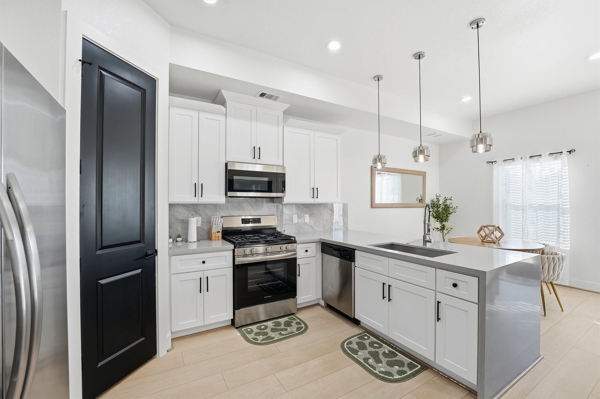7908 Brandon Street, Houston, TX 77051 Ample space to cook your favorite dishes!