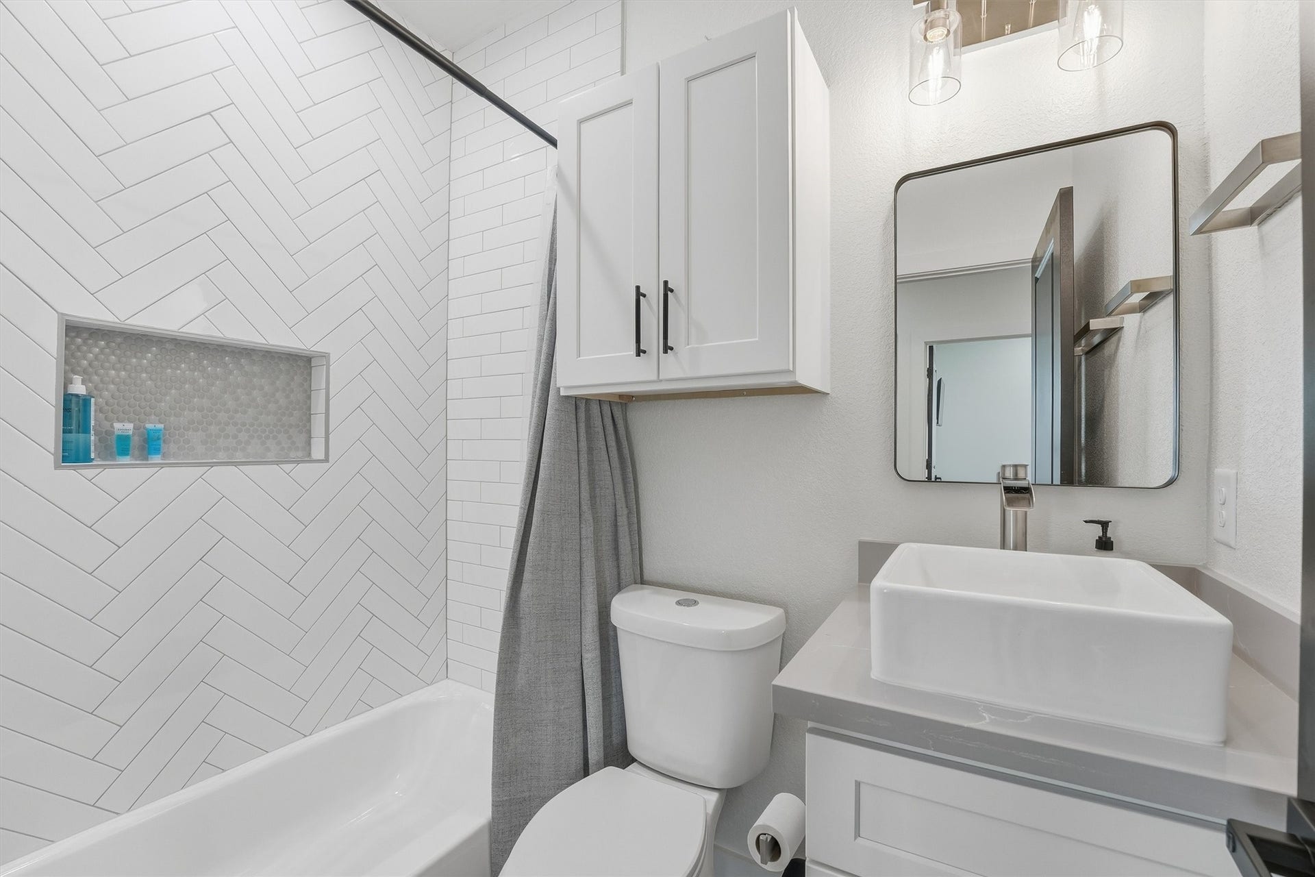 7908 Brandon Street, Houston, TX 77051 First full bathroom