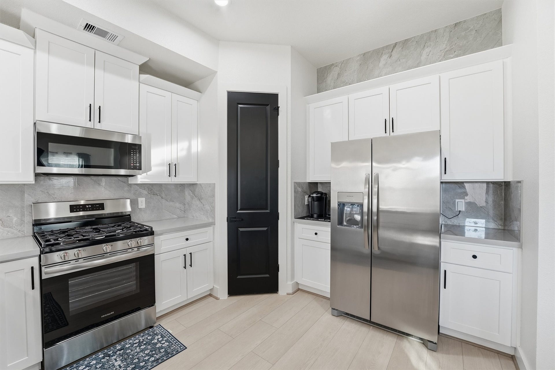 7908 Brandon Street, Houston, TX 77051 Gas stove kitchen, perfect to cook your favorite meals