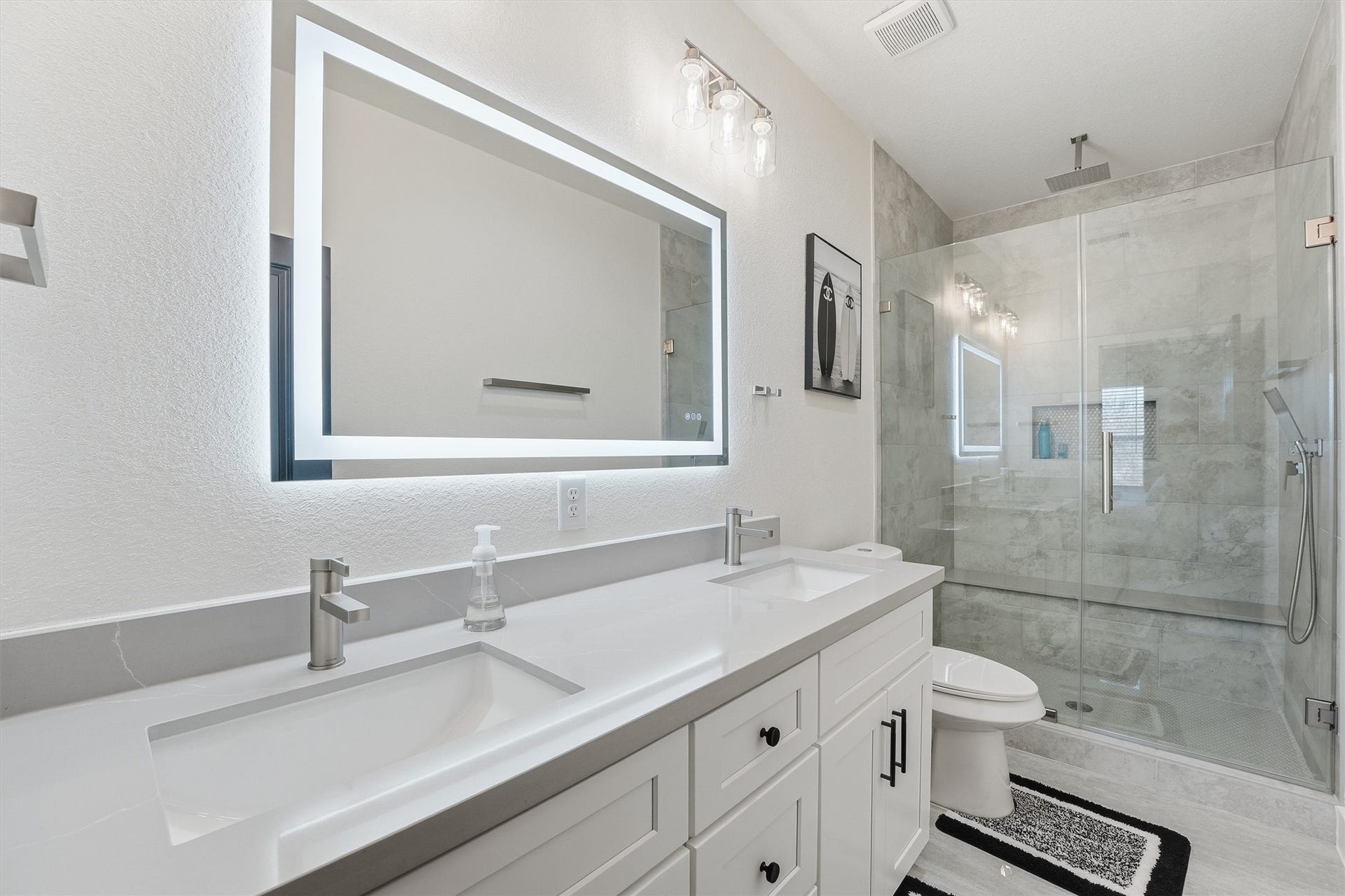 7908 Brandon Street, Houston, TX 77051 Double sink, plenty of space for you in this Primary bathroom