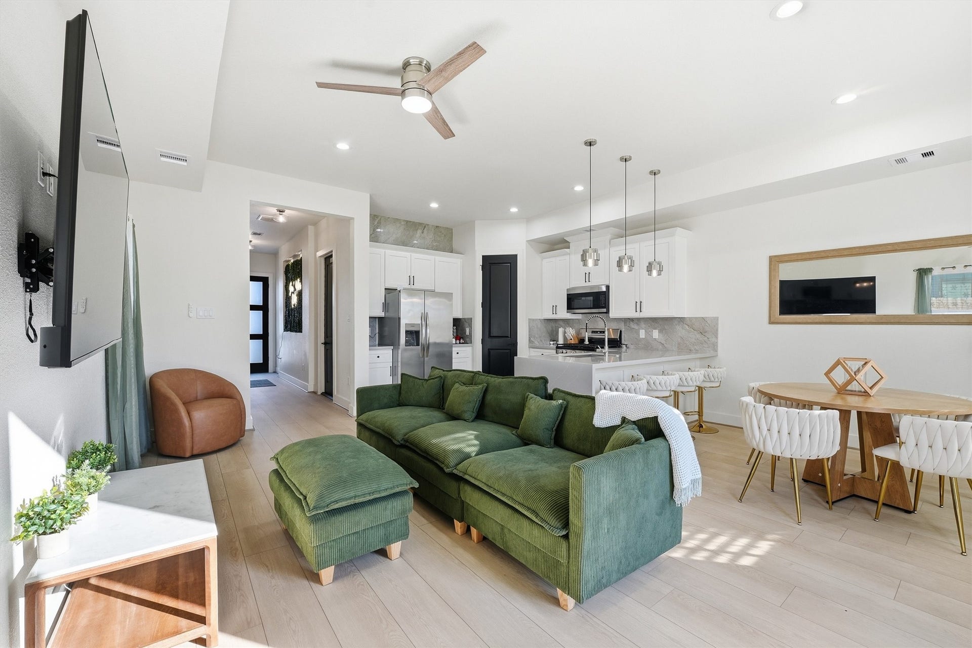7908 Brandon Street, Houston, TX 77051 Family time! Fill this room with lots of memories and laughter!