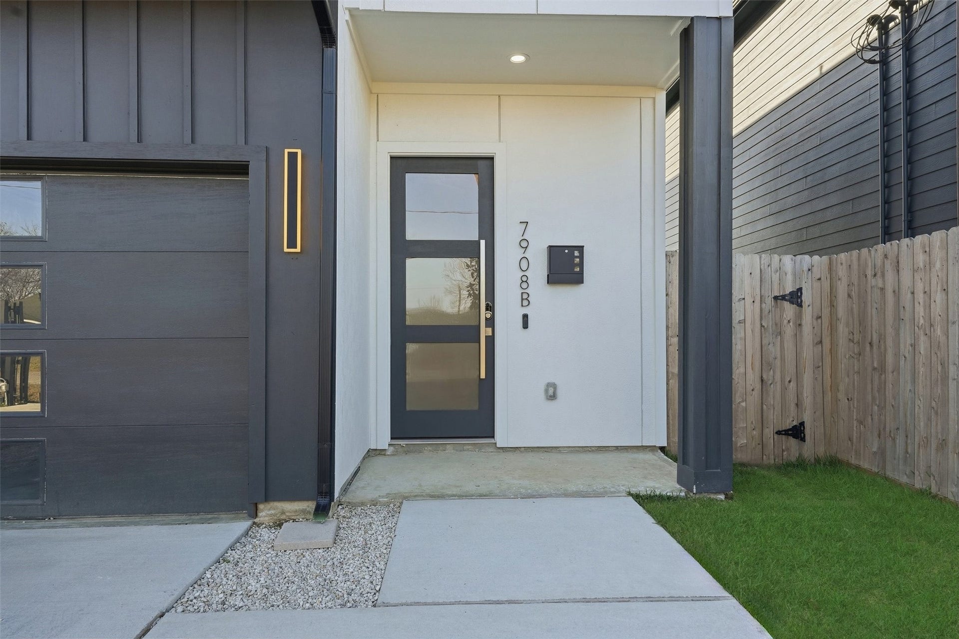 7908 Brandon Street, Houston, TX 77051 Welcome to Unit B!