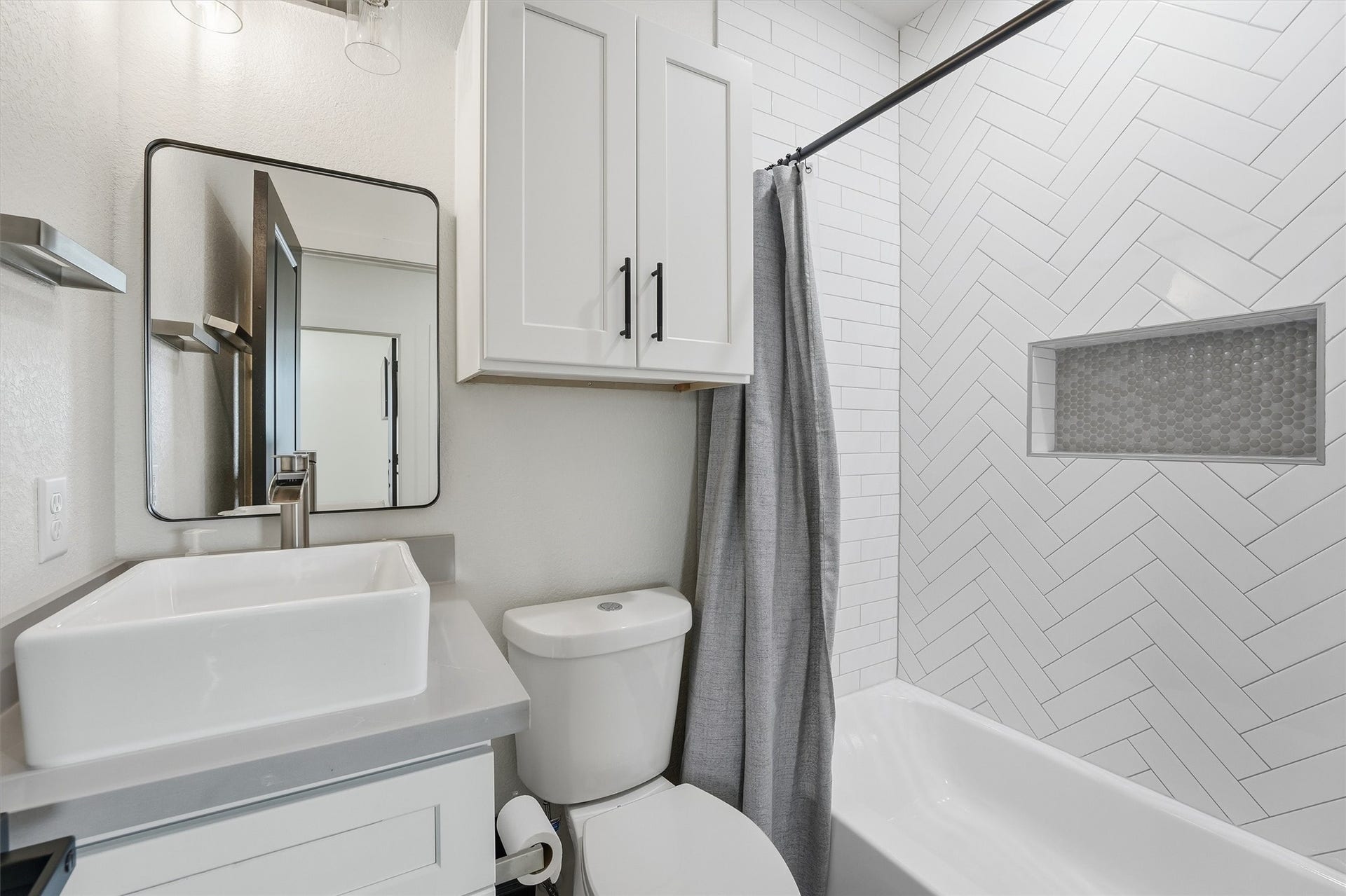 7908 Brandon Street, Houston, TX 77051 First full bathroom