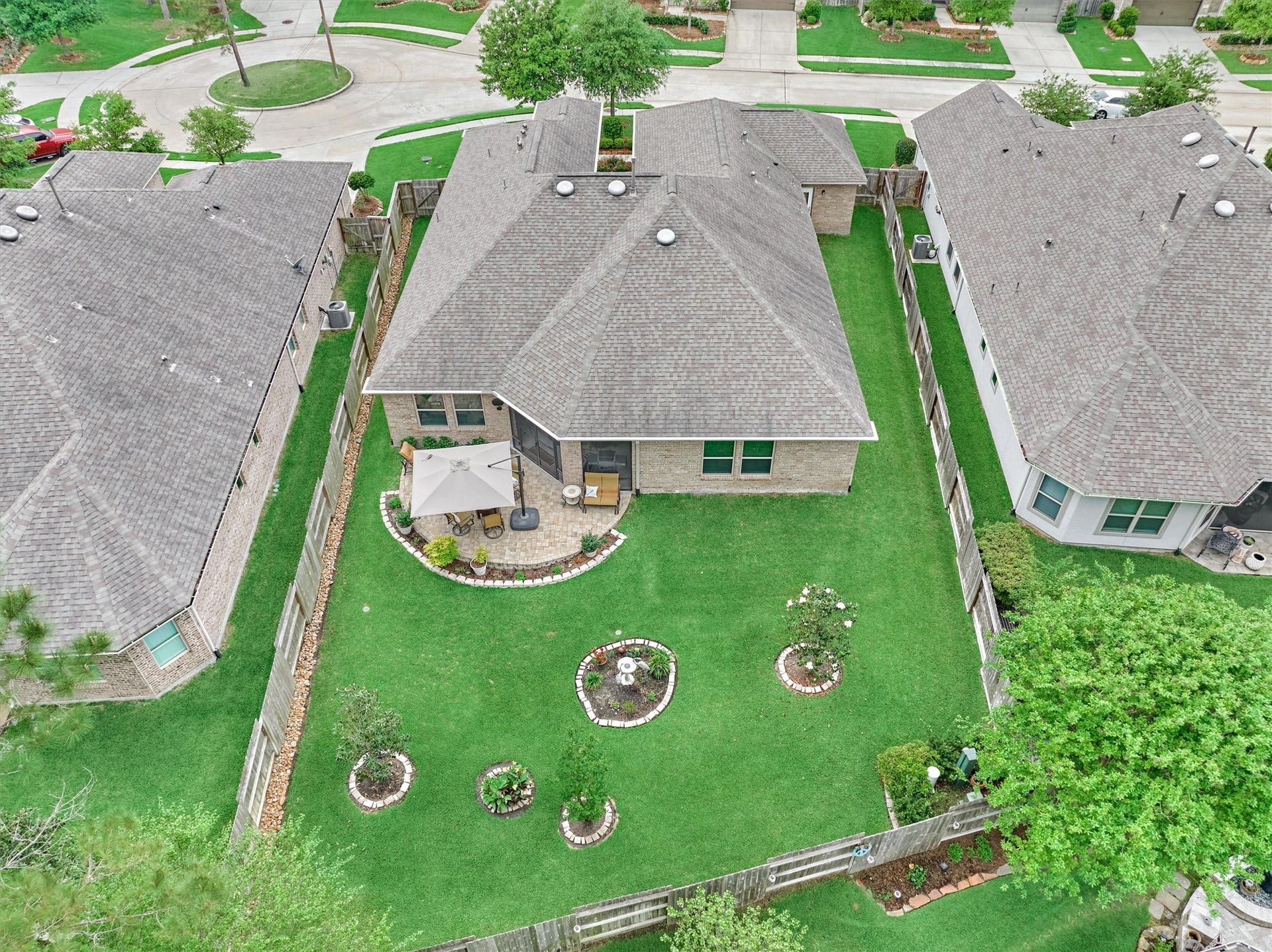 11 S Sandbells Park Lane, Montgomery, TX 77316 What a park-like setting for this cul-de-sac gem!