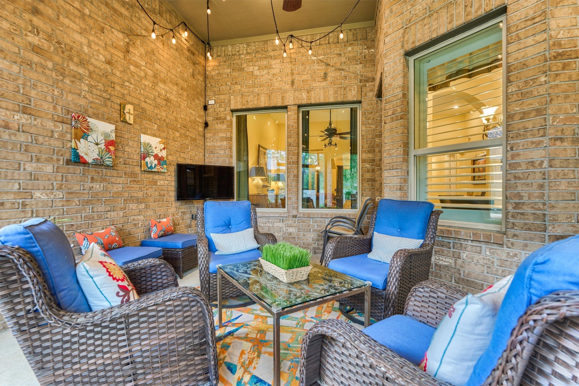 11 S Sandbells Park Lane, Montgomery, TX 77316 Whether it's enjoying a morning cup of coffee or hosting family and friends, you'll never tire of this screened in porch.