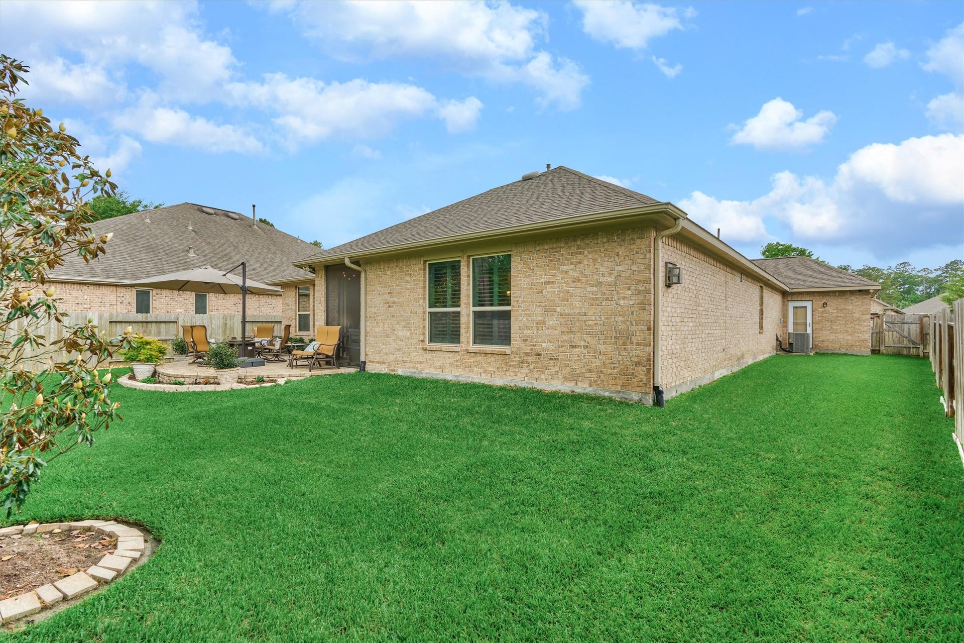 11 S Sandbells Park Lane, Montgomery, TX 77316 Another angle showcasing how sprawling the private yard is.