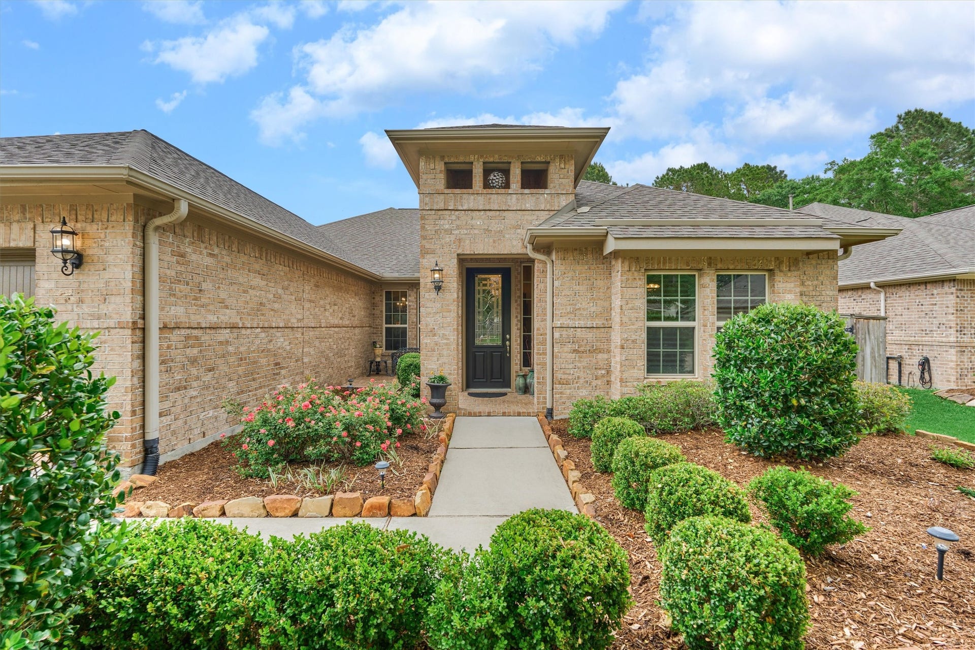 11 S Sandbells Park Lane, Montgomery, TX 77316 Well-manicured landscaping throughout the front and back yard!