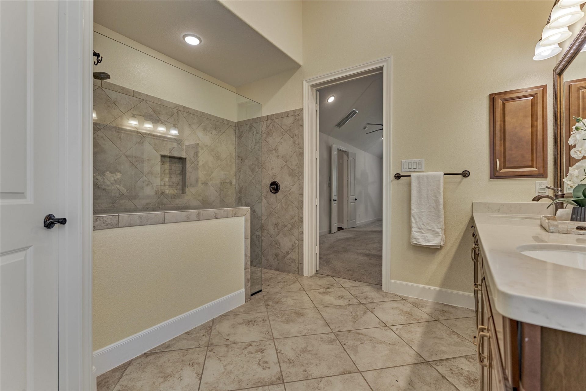 11 S Sandbells Park Lane, Montgomery, TX 77316 Wonderful oversized shower with bench.