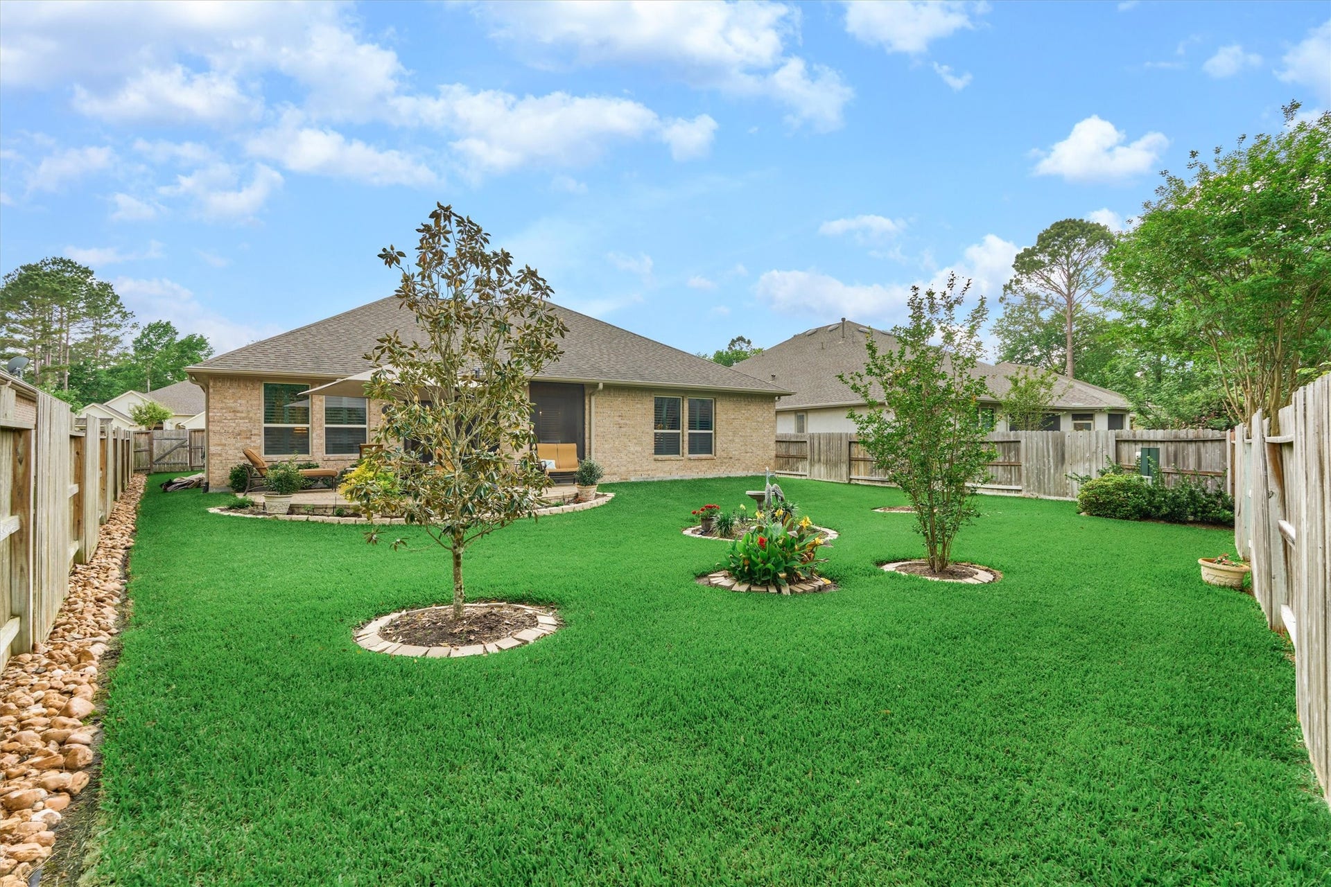 11 S Sandbells Park Lane, Montgomery, TX 77316 What a majestic backyard! Low-maintenance yard that appears like green carpet - well manicured and picture perfect.